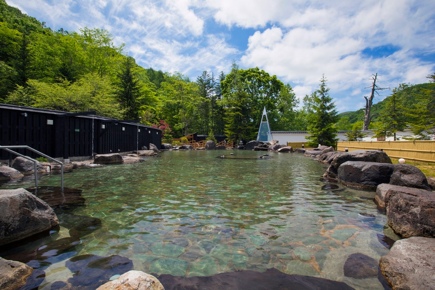 【大露天風呂HOSHI★ZORA】散歩湯と約500平米の大露天風呂は緑の風の一番の魅力。