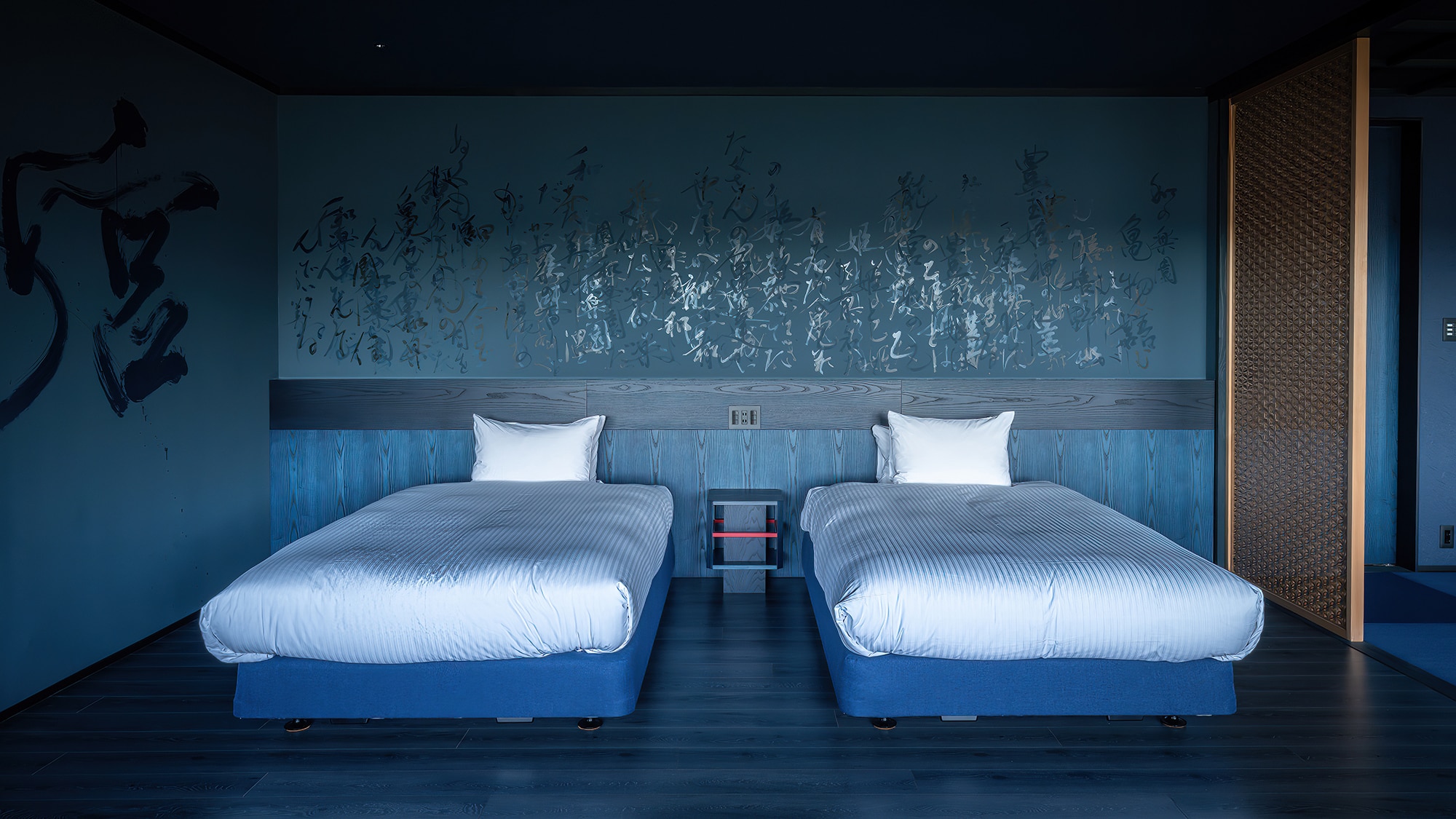 [Ruang Artis Ryugu] Ruang yang dipadukan dengan warna biru tua, termasuk kaligrafi karya kaligrafer Mami dan furnitur ARIAKE.