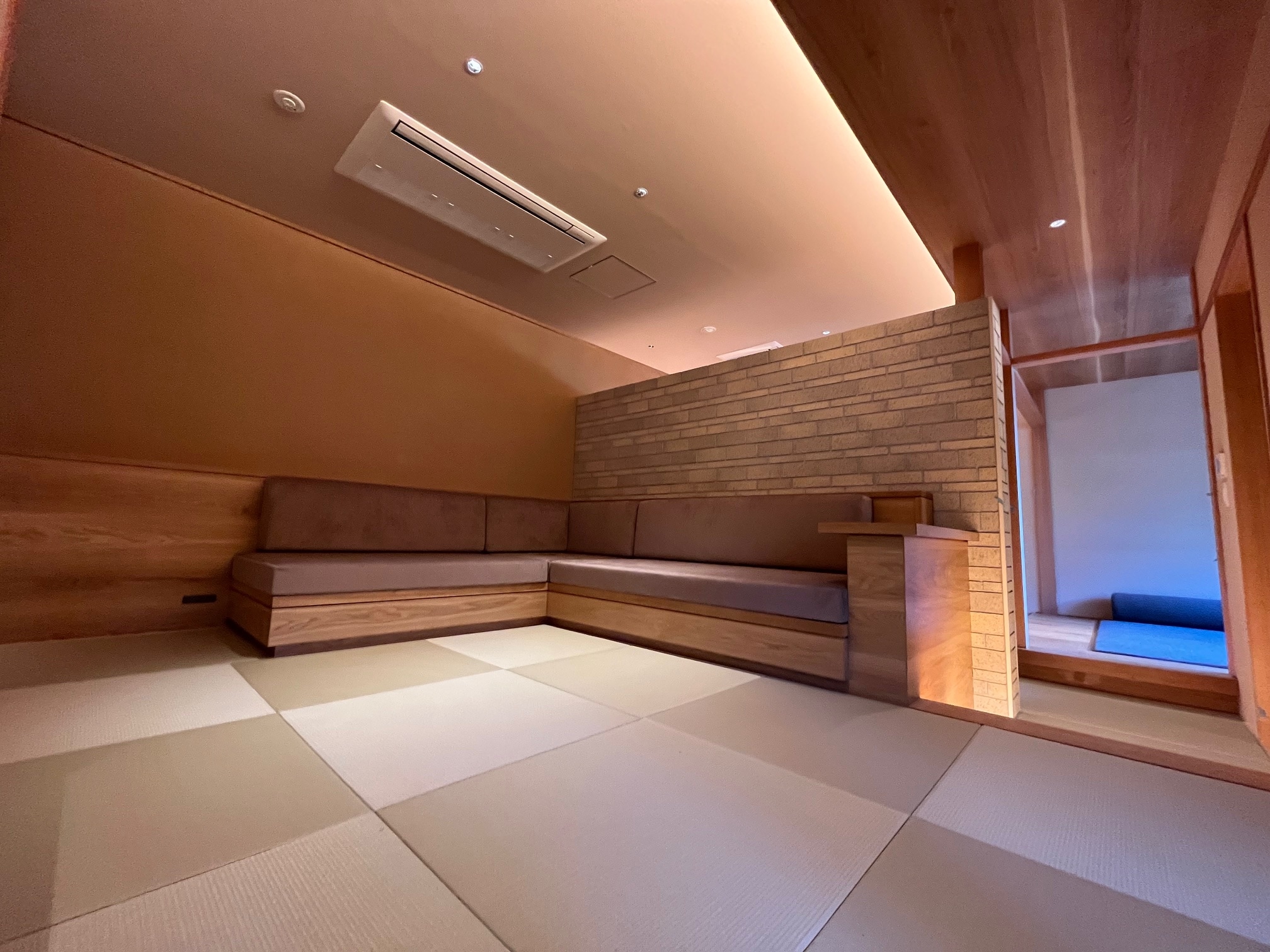 Kamar khusus dengan kamar mandi semi terbuka "Eawase"