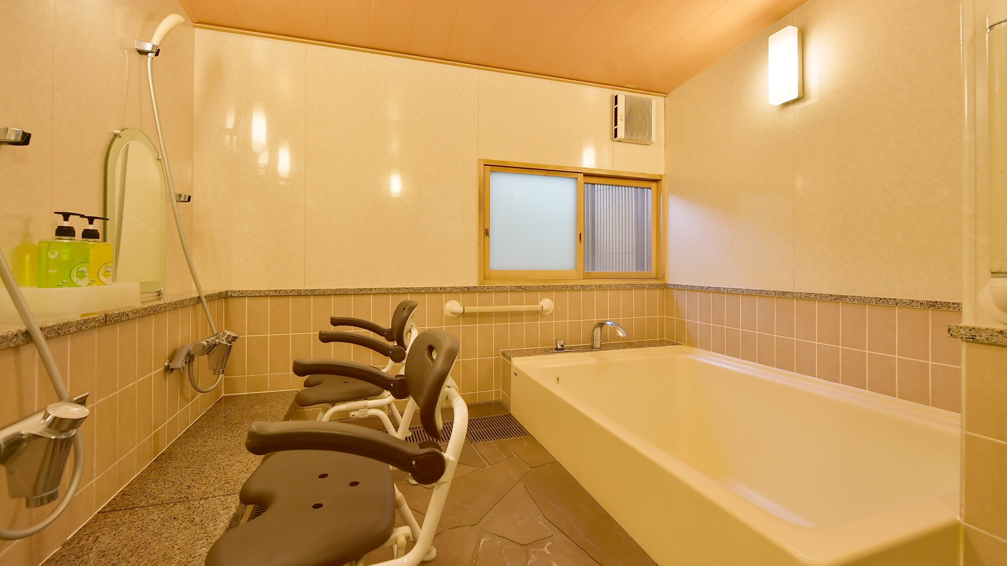 There is one bathhouse for men and one for women.
