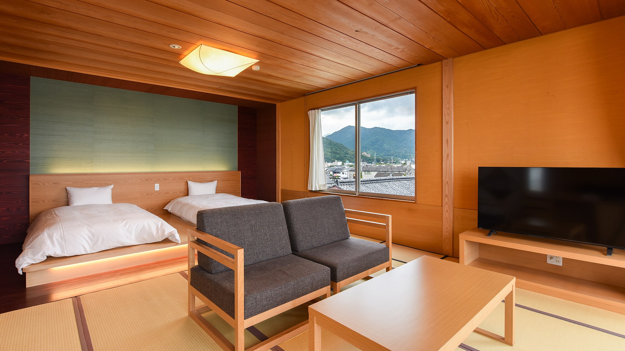 *[Junior Suite (401)] A modern room making use of wood grain and Japanese materials.