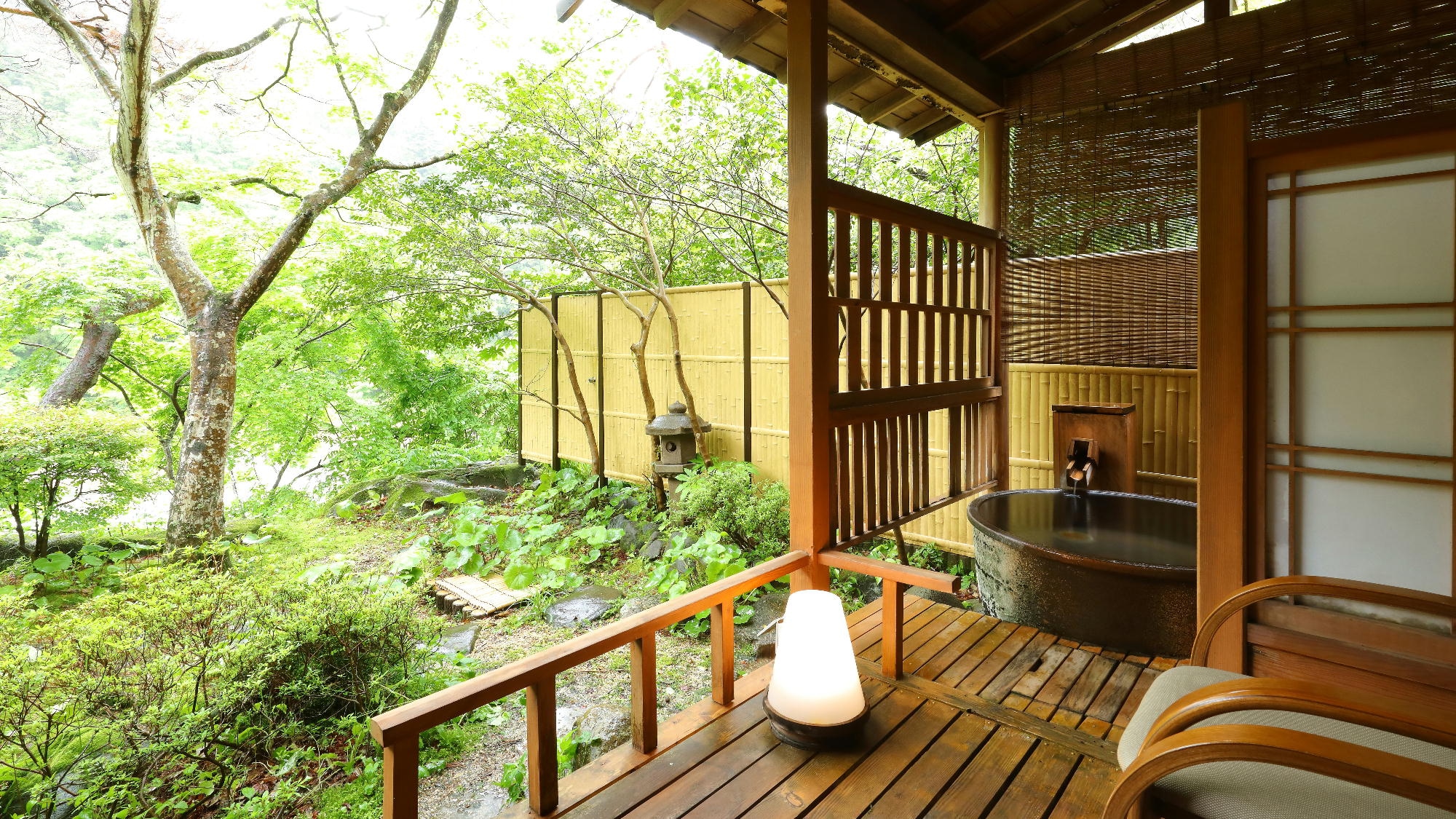 [Room with open-air hot spring bath] Japanese-style room with 10 tatami mats and garden overlooking the Kinugawa River