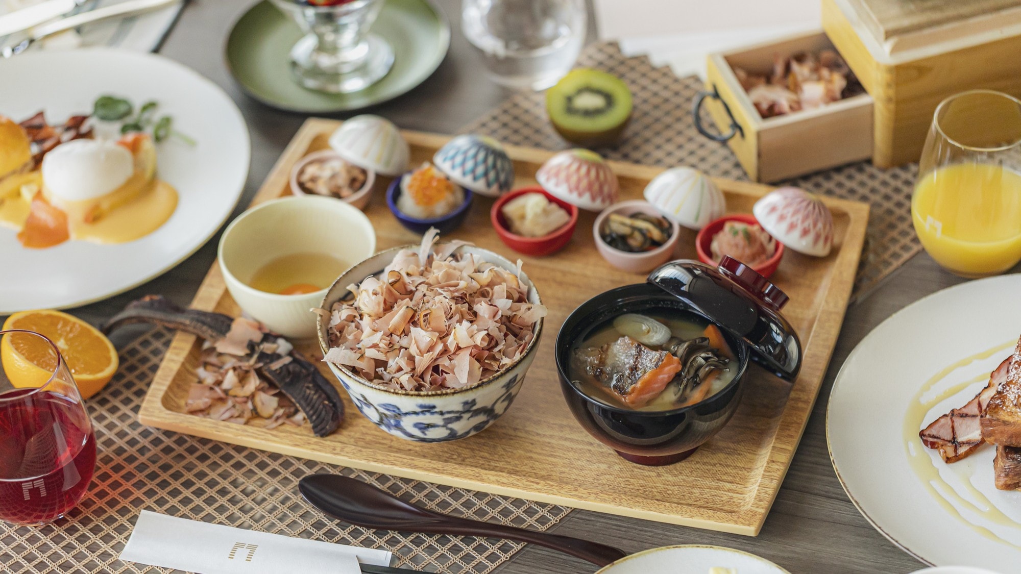 아침식사_오보로 다시마와 연어의 오카카밥