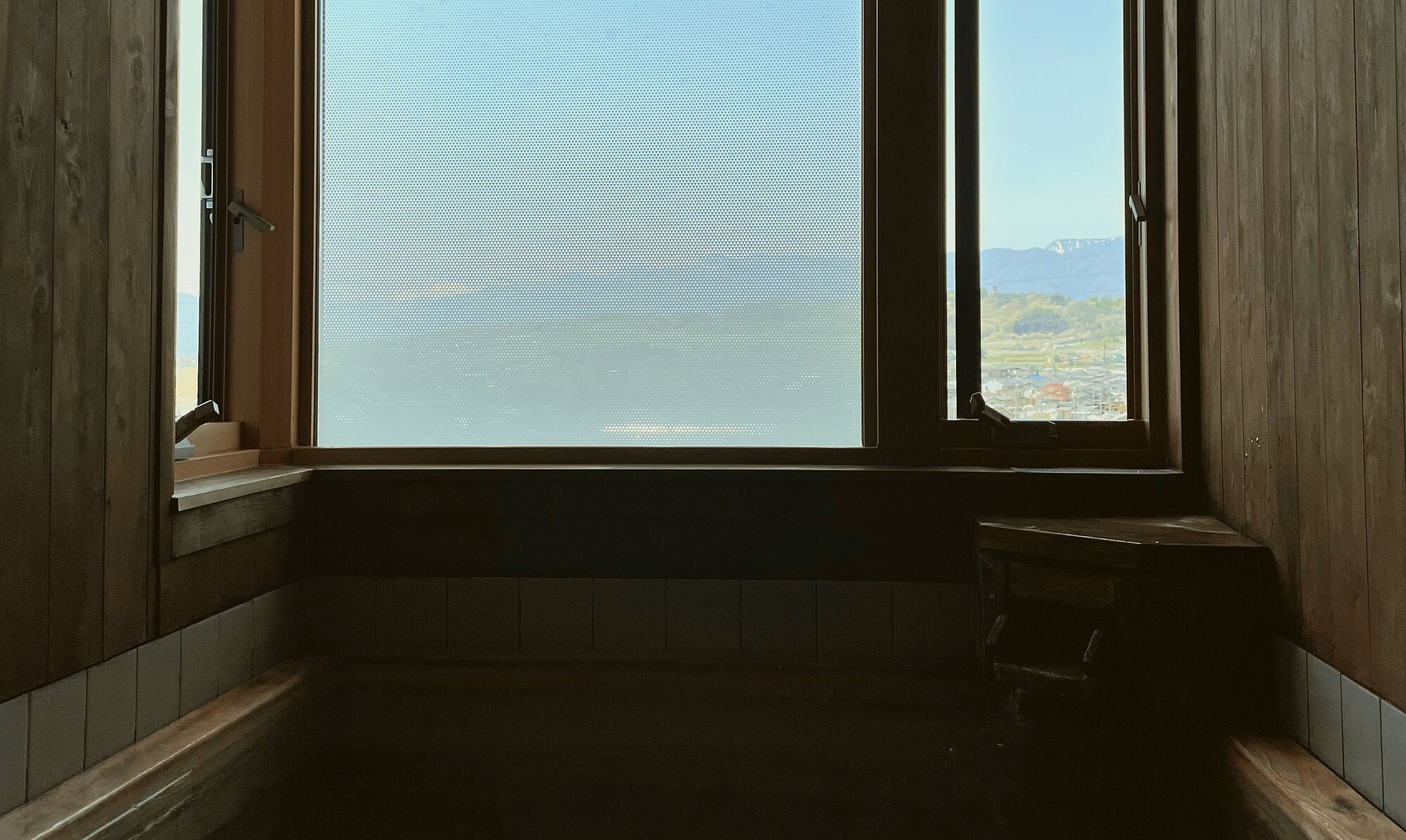 [View room with semi-open-air bath] Top floor 10 tatami mat room with stairs [No smoking] 2-4 people