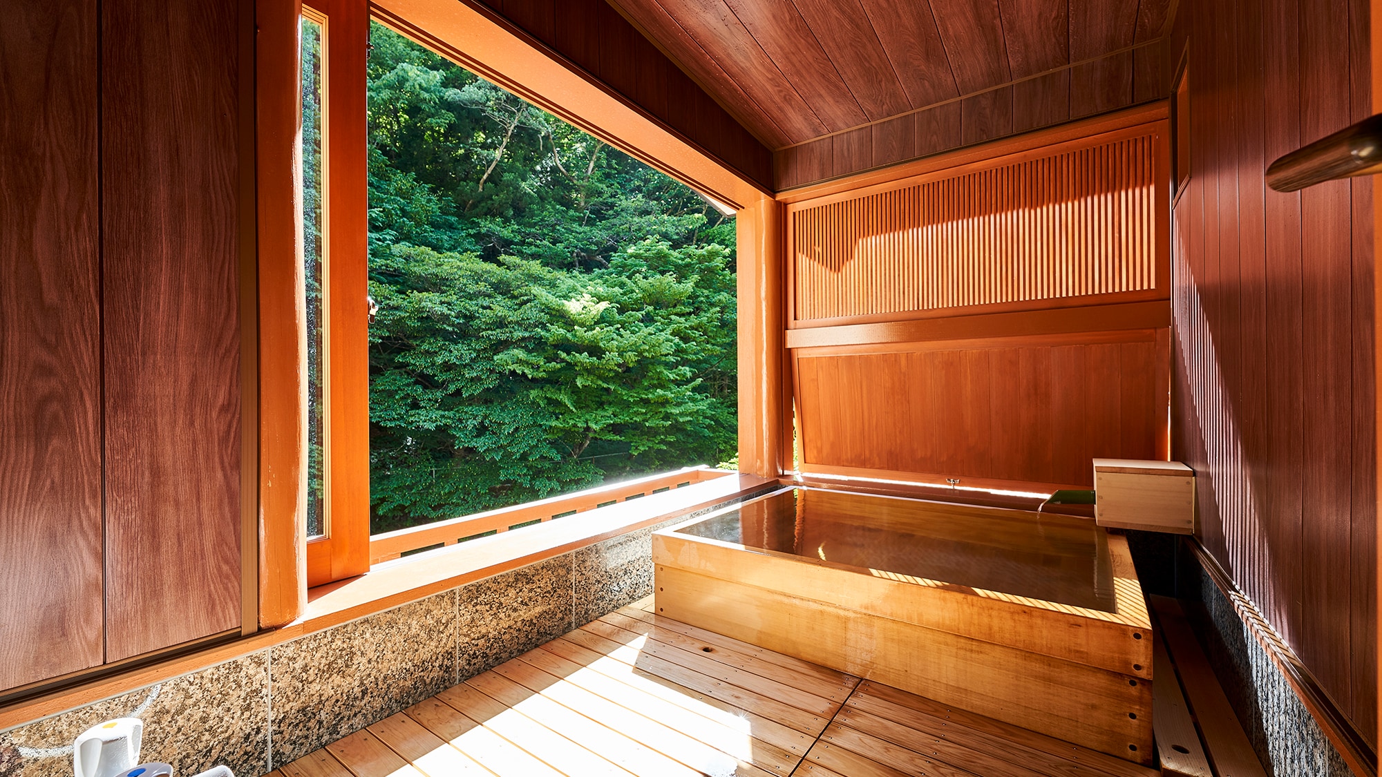 "Fukujusou" A powerful sight facing the Shima River in front of you. Guest rooms with open-air hot spring baths
