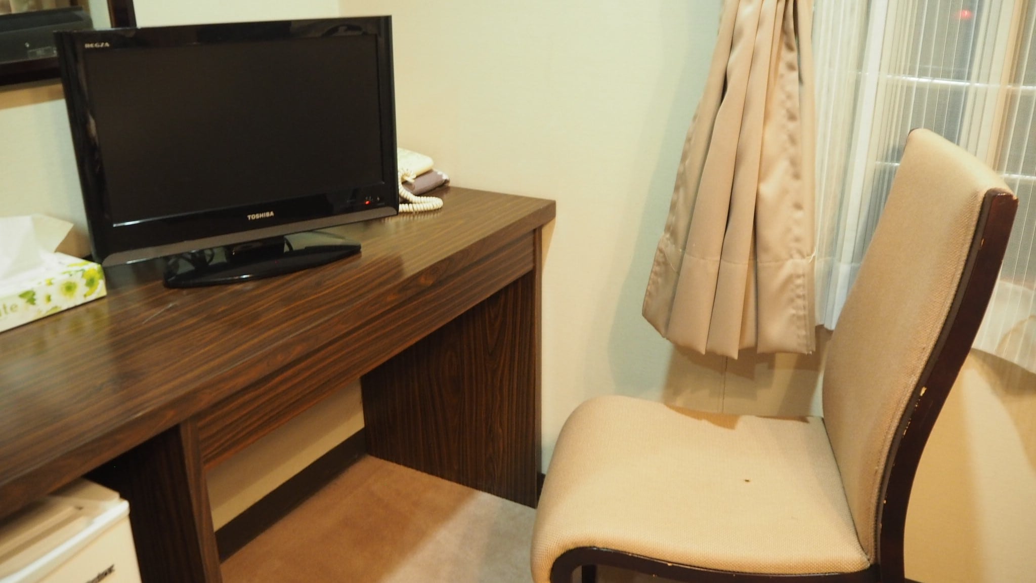 *Kamar twin bergaya Barat/Kamar dilengkapi dengan TV, meja, dan kursi.