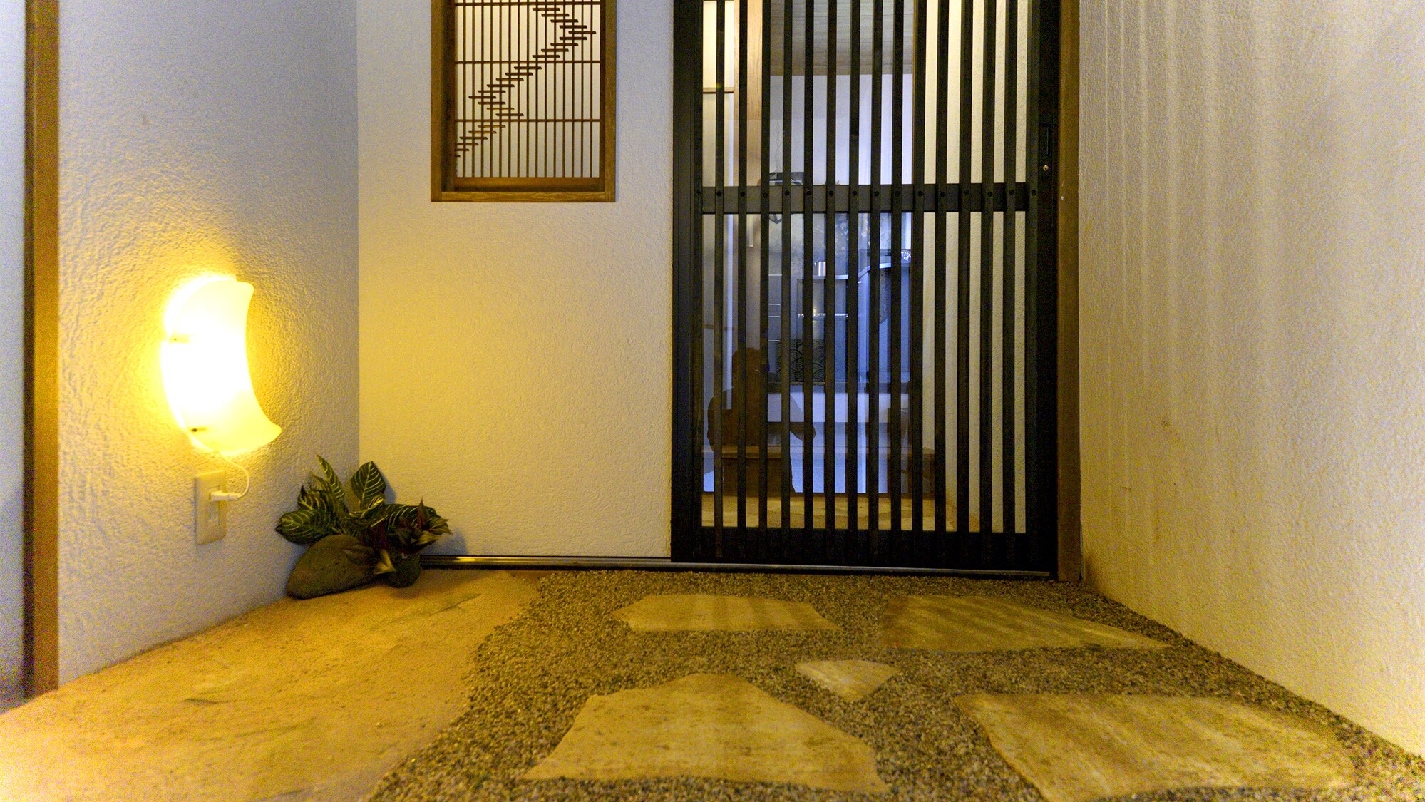 Lantai 2, Ruang Vermilion, di depan pintu masuk