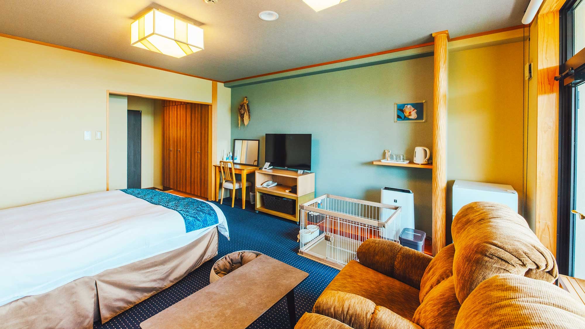 [Queen Room] Enjoy a relaxing time with your pet on the spacious sofa.