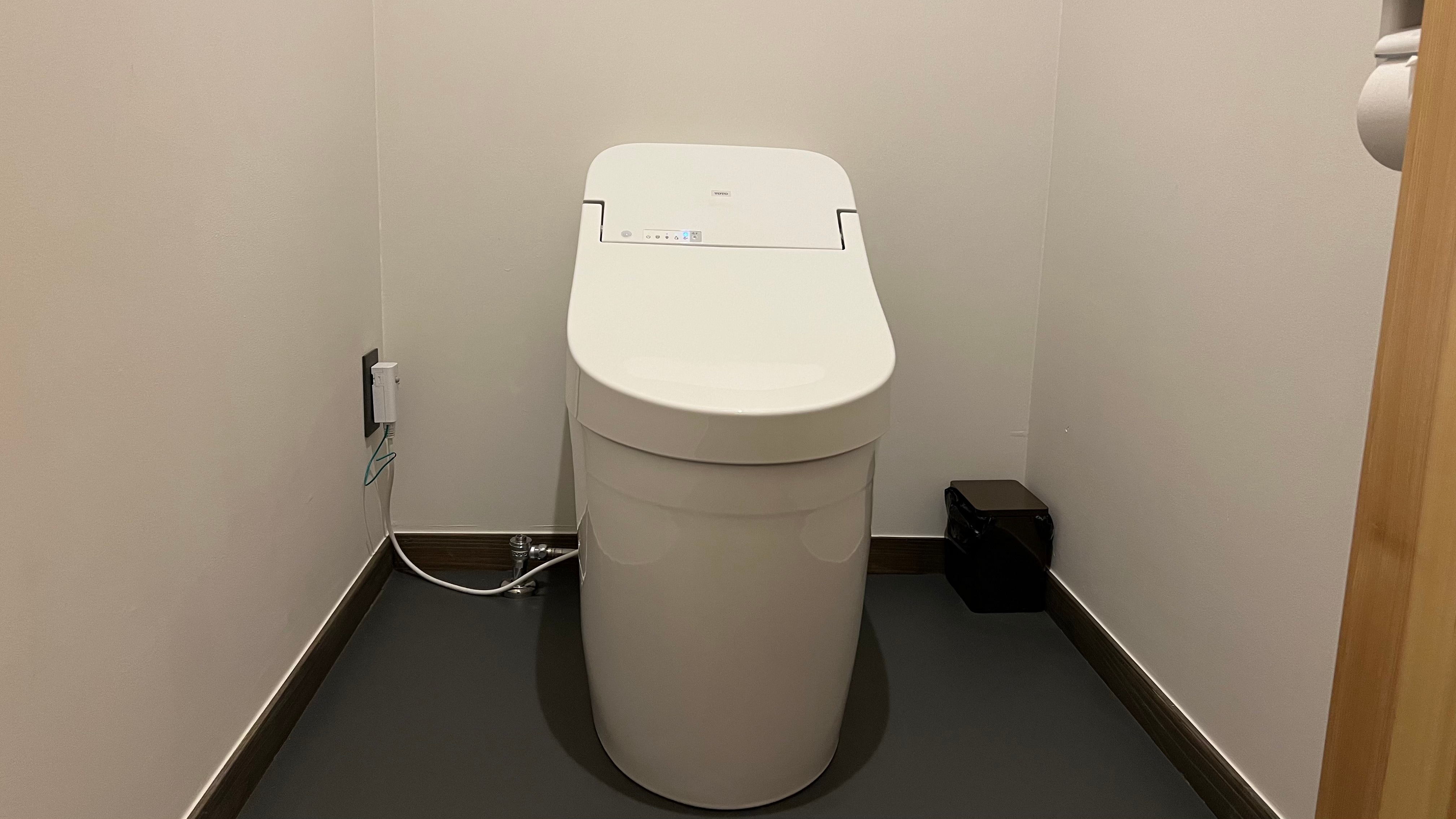 [Main building shared toilet] This toilet has been recently renovated and is now equipped with the latest washlet toilet.