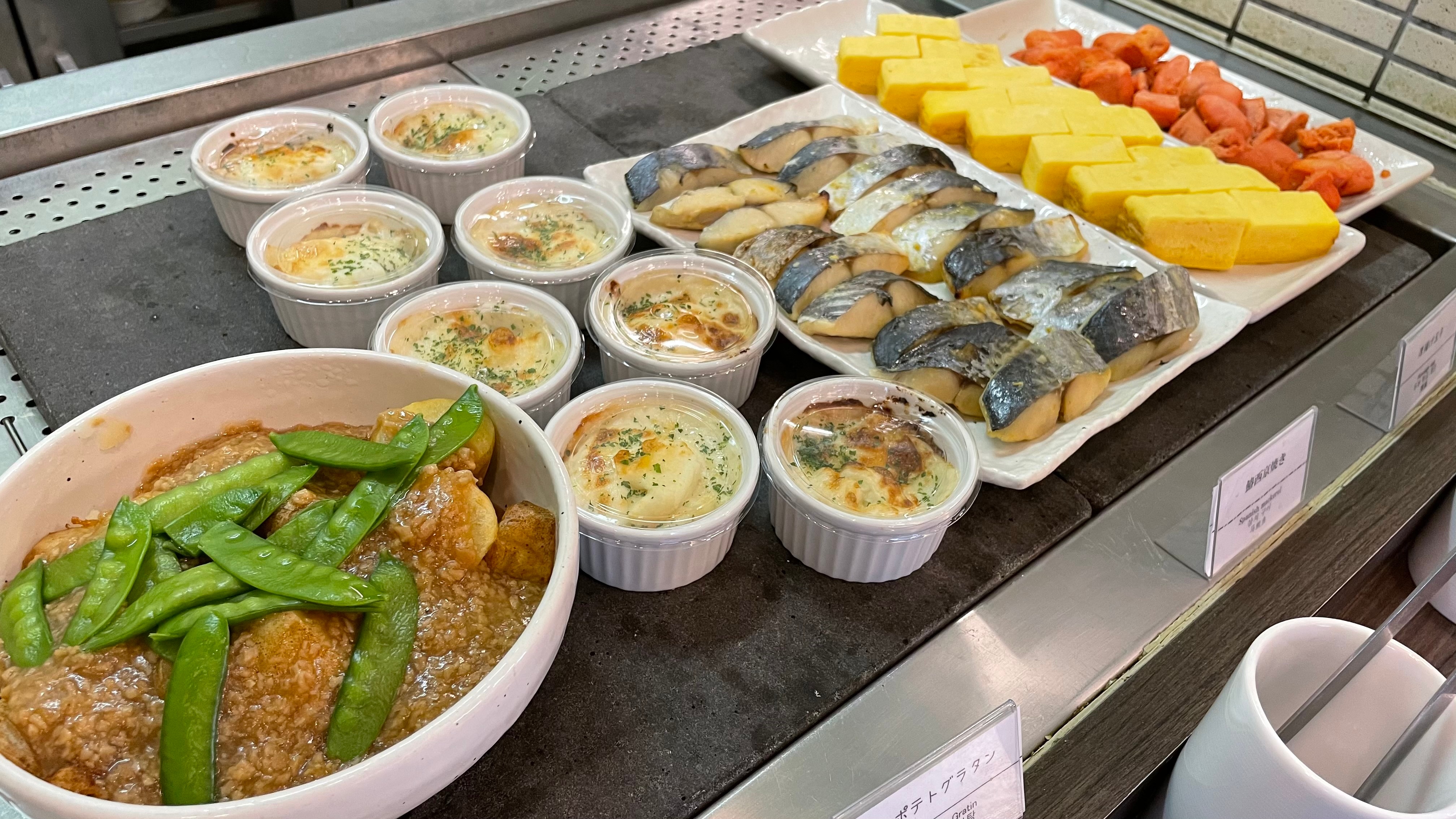 ◆ Hot buffet corner ◆ Examples of hot dishes, grilled fish, and simmered dishes