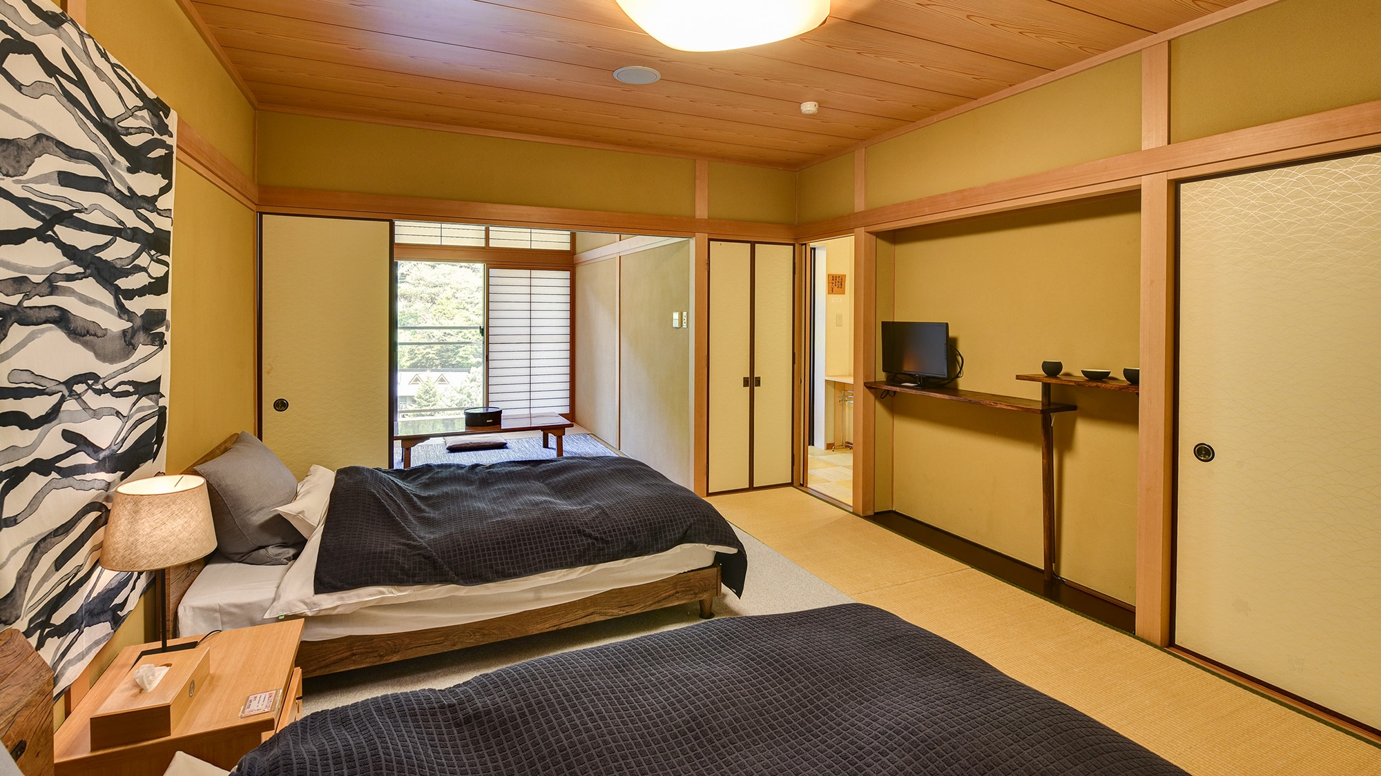 *Guest room with a panoramic bath. Japanese-Western style room.