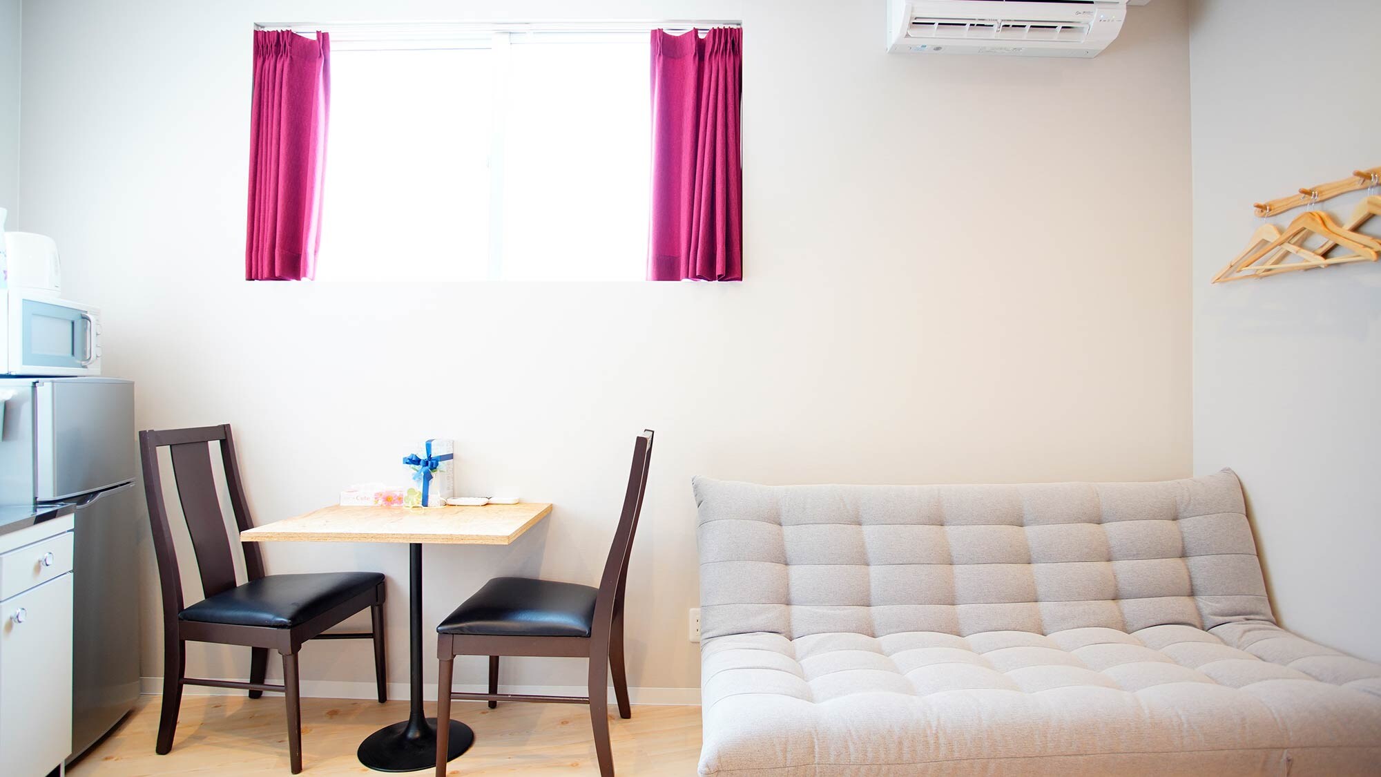 ・【102】A bright dining room with sunlight streaming in