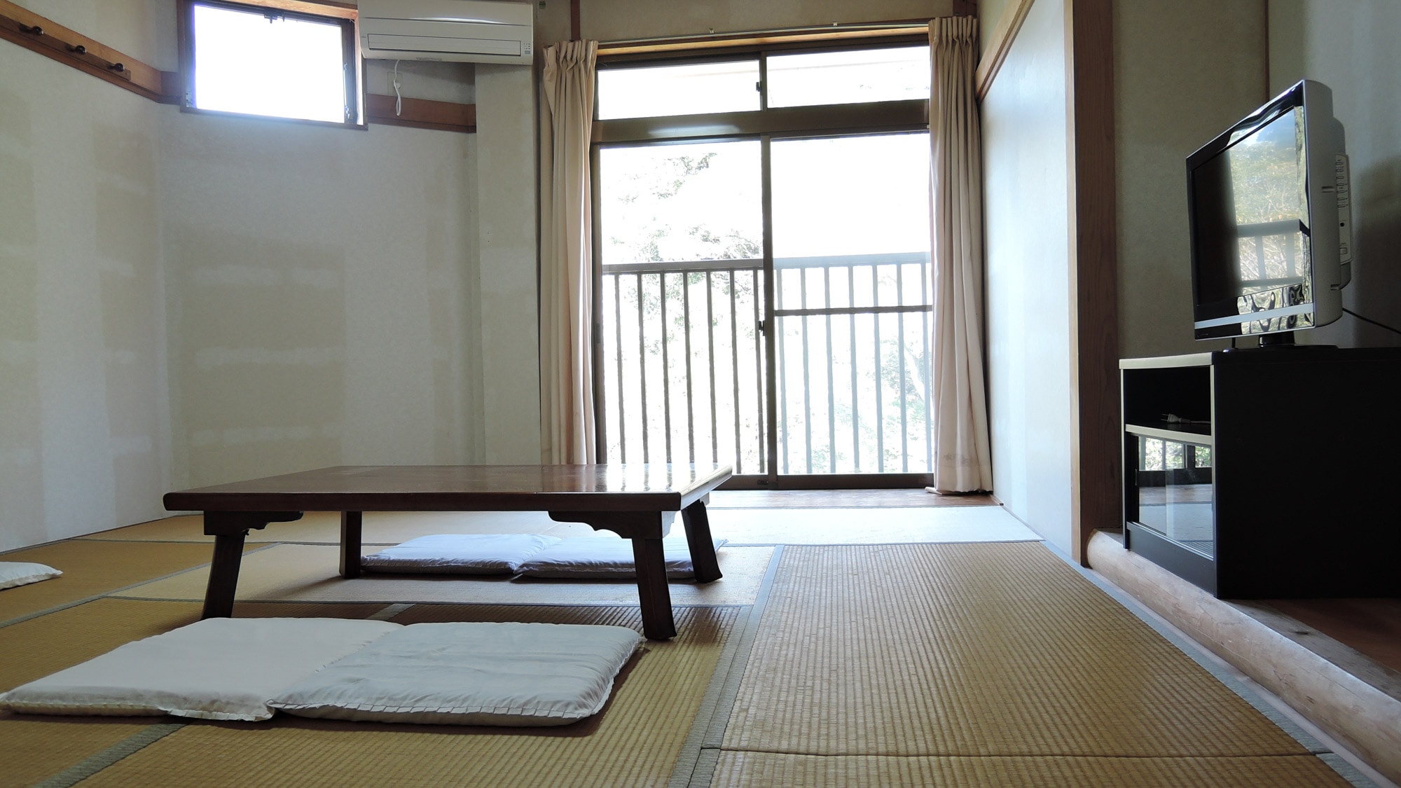* [Room] Japanese-style room 10 tatami mats. It is a pure Japanese style and has a calm atmosphere.