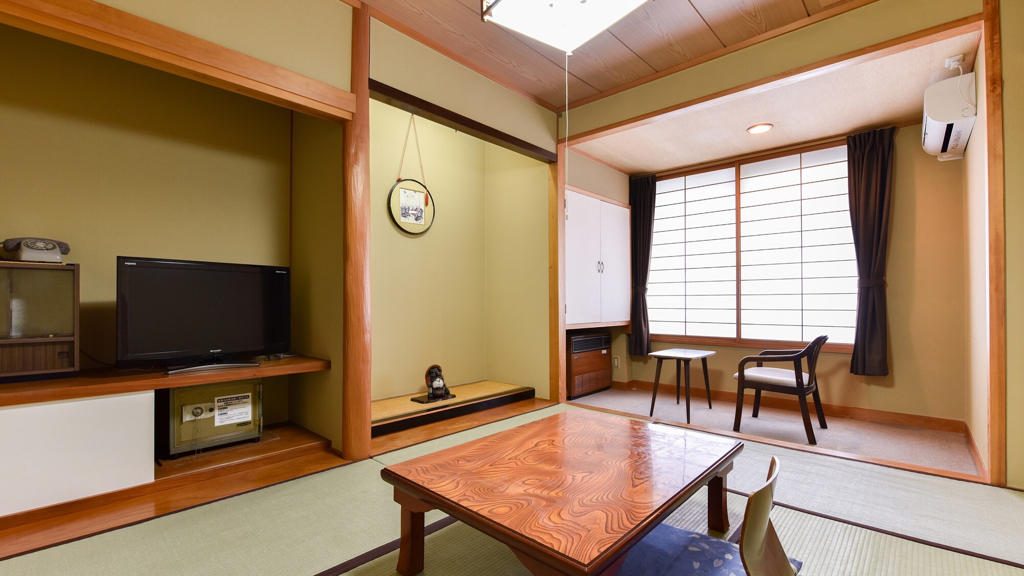 *[Example of guest room] Japanese-style room (6 tatami mats) / This purely Japanese-style room has a dignified and calm atmosphere. Please spend a luxurious holiday.