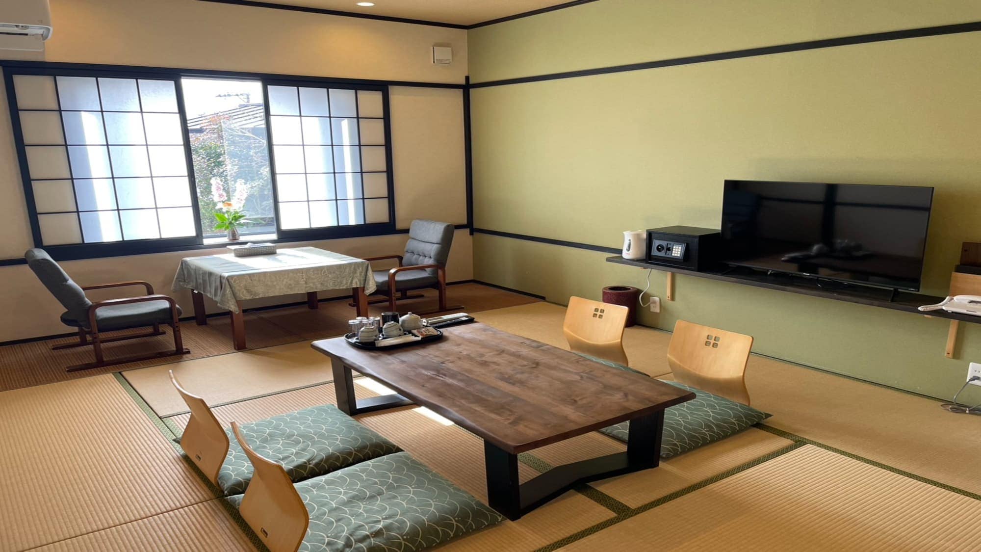 [Japanese-style room with 10 tatami mats] Guest room