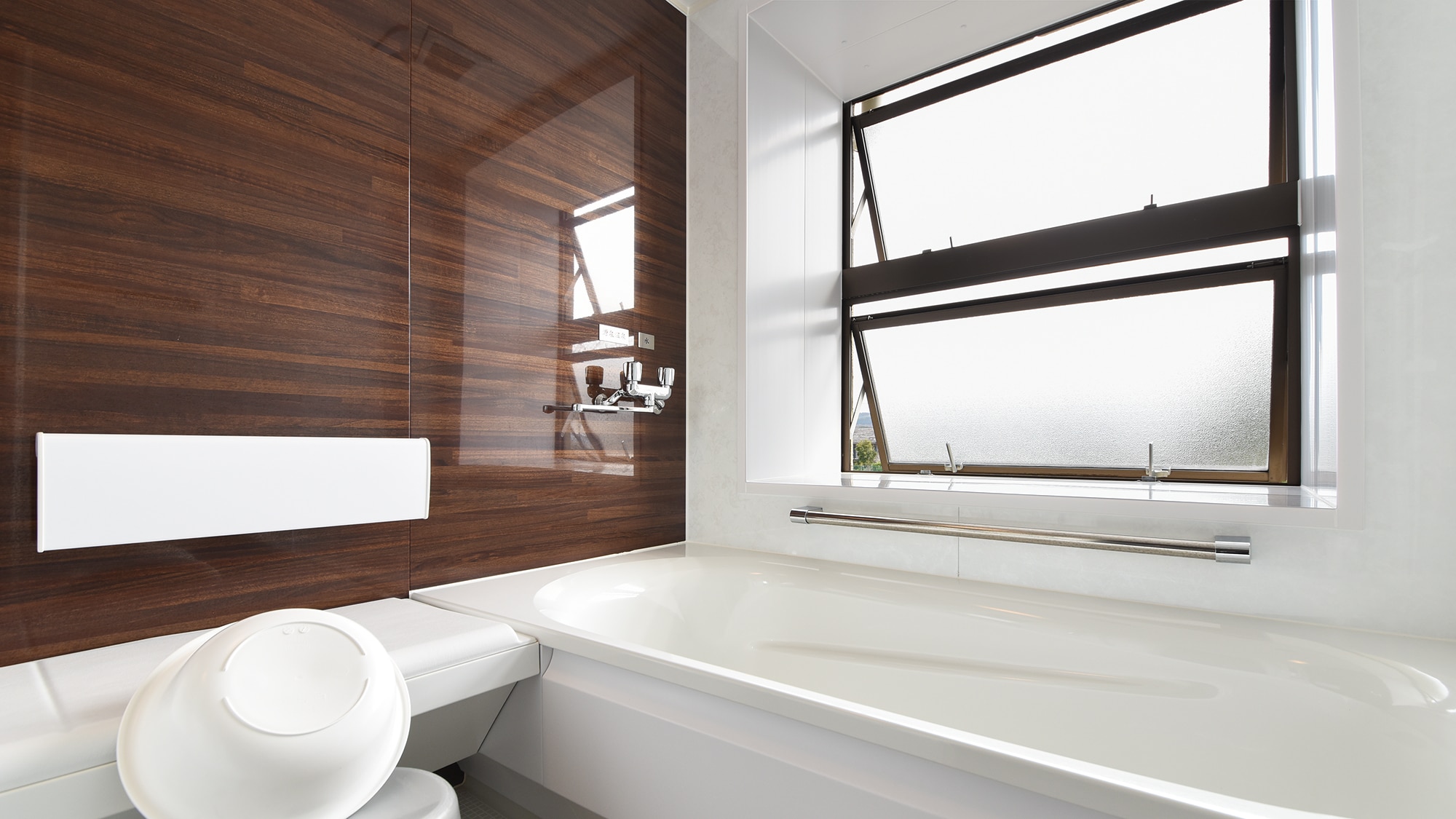 *Western-style twin room (with chair and desk) with a bathroom with natural hot spring water