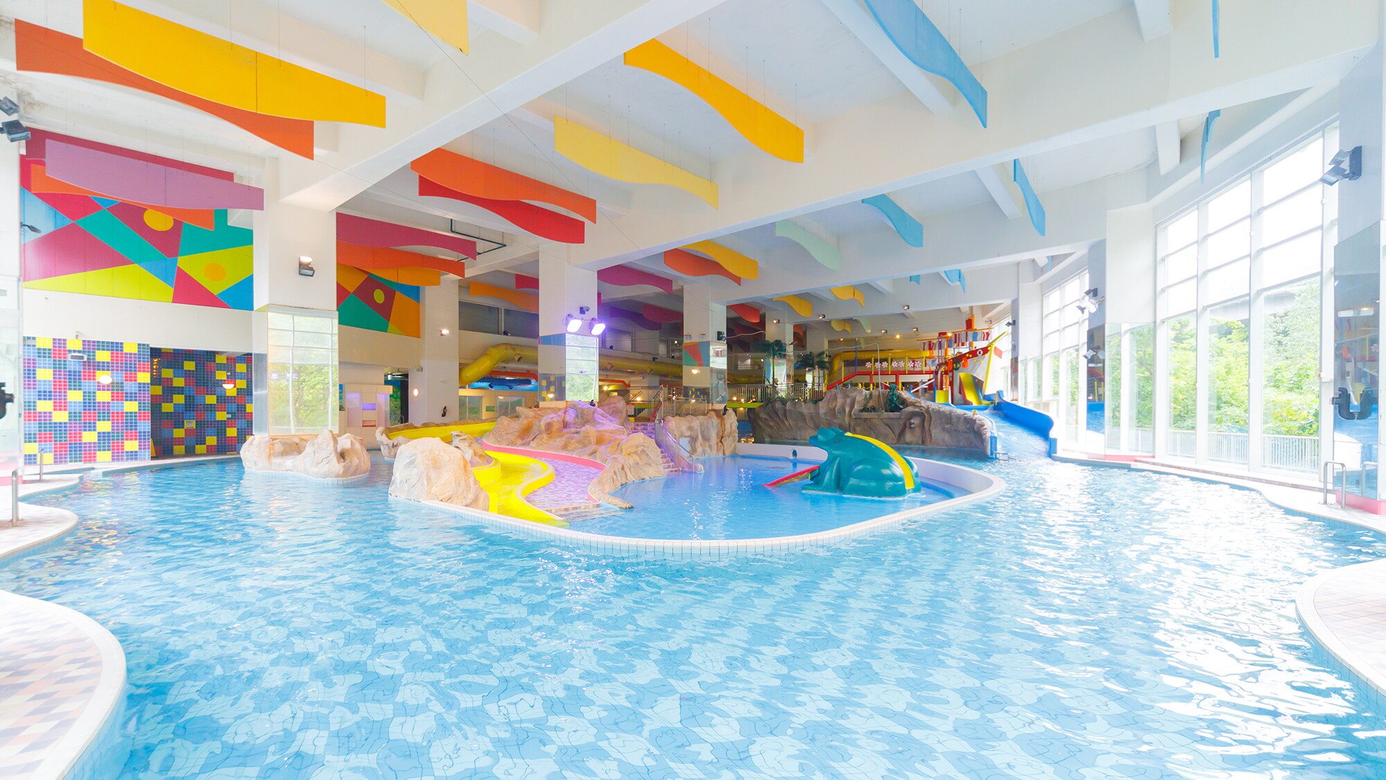 [Water Kingdom Lagoon] <Gedung Baru B1F> Salah satu kolam renang air panas dalam ruangan terbesar di Hokkaido, dengan luas total 4.000 meter persegi.
