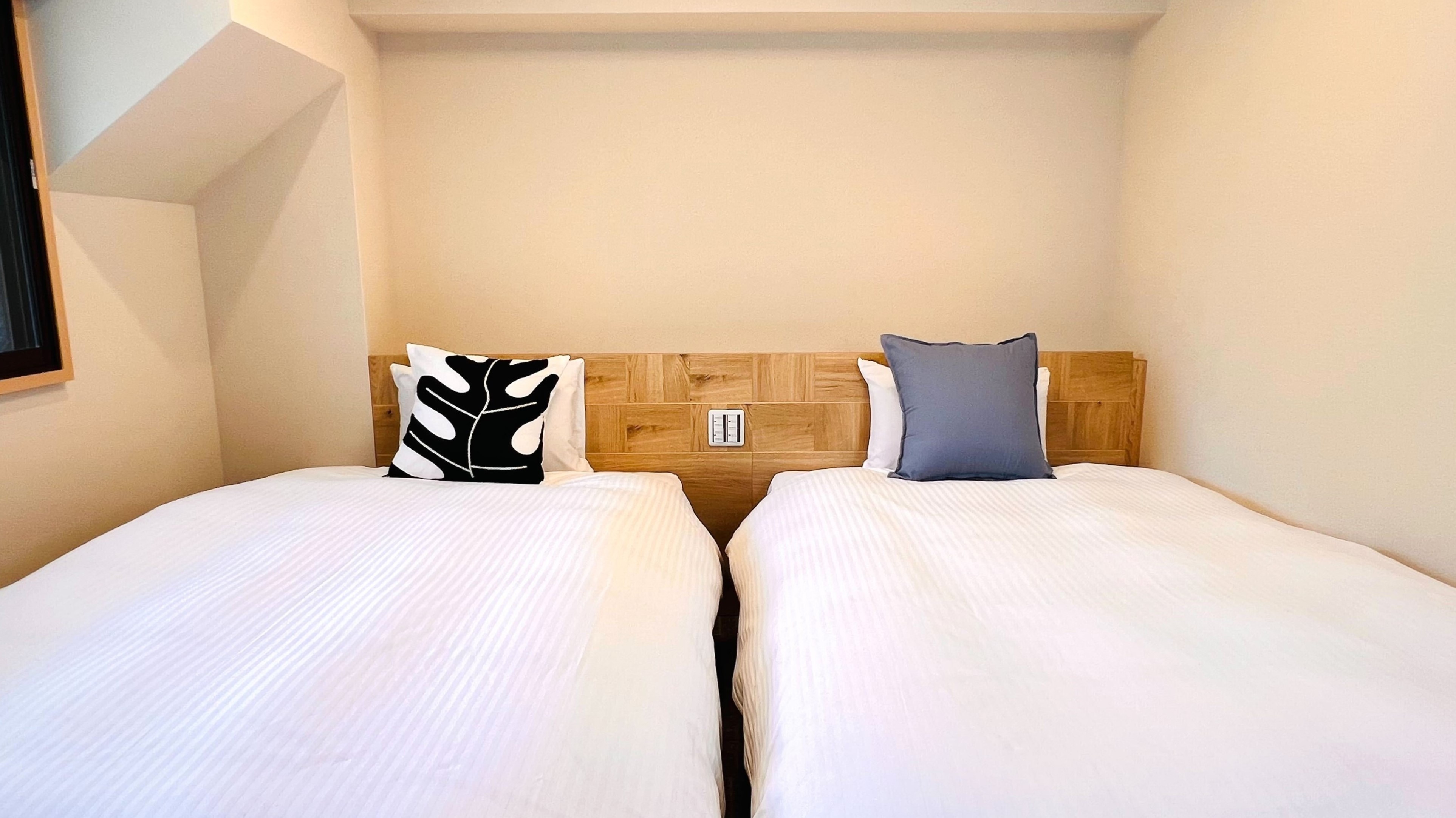 A type guest room bed