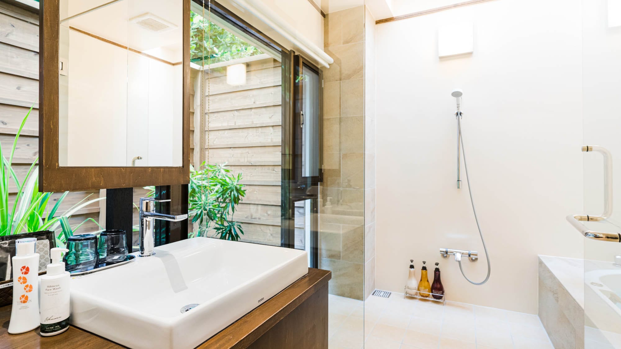 ・Bathroom connected to the powder room [Bise Terrace Suite 50 square meters]