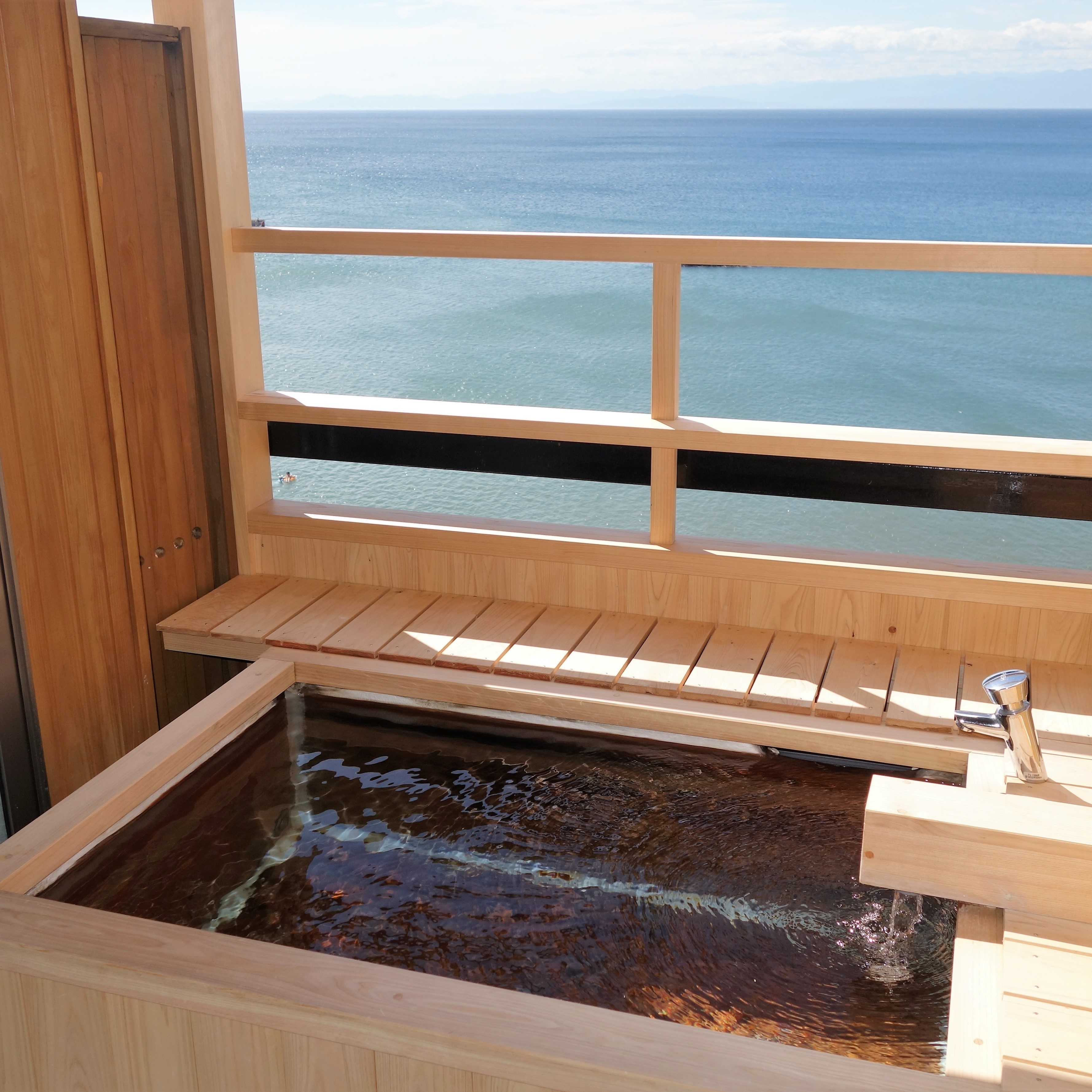 Example of an open-air bath overlooking the sea ⑥