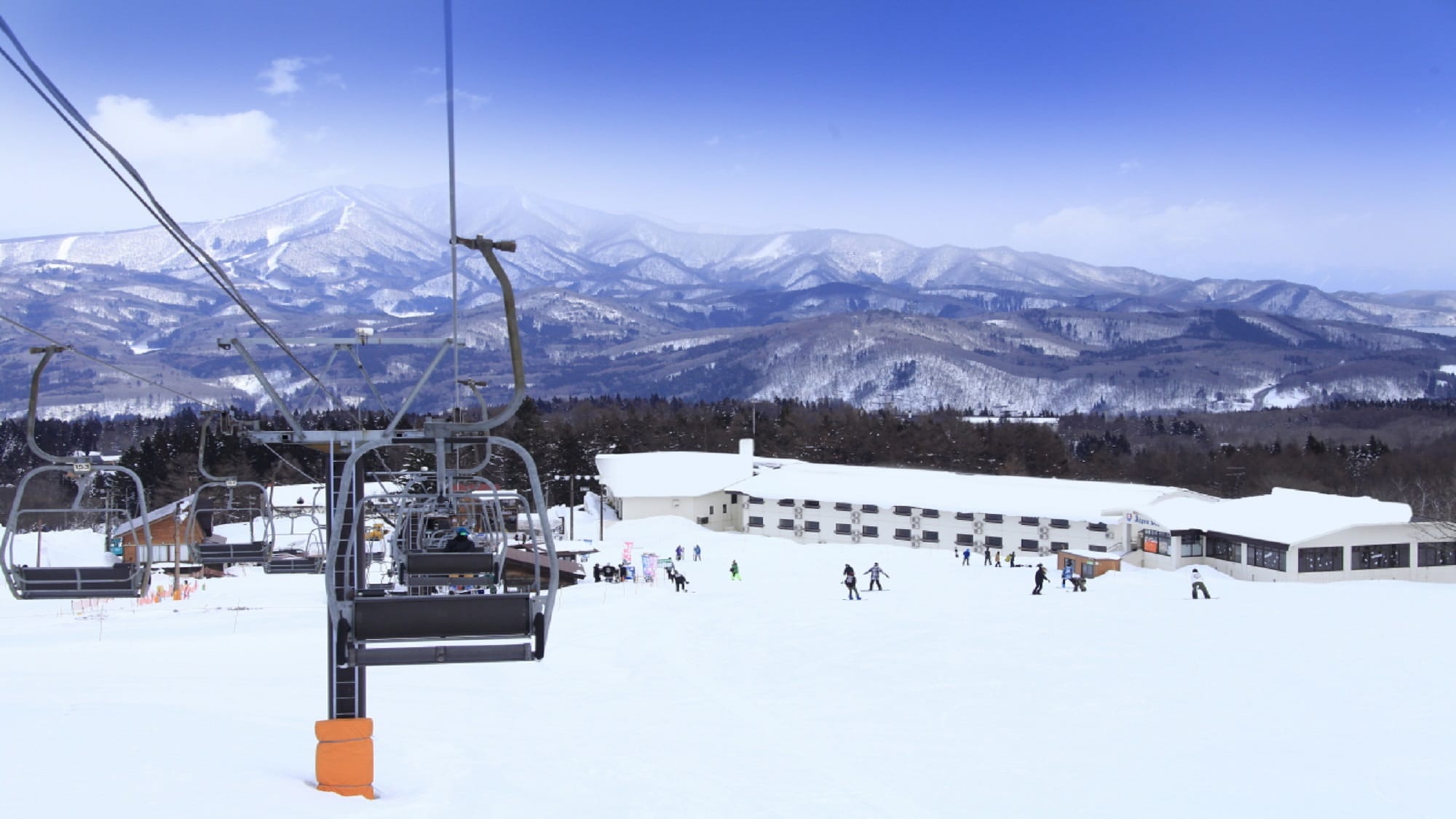 "Ikenotaira Ski Resort" spreads out in front of Hotel Alpen Blick