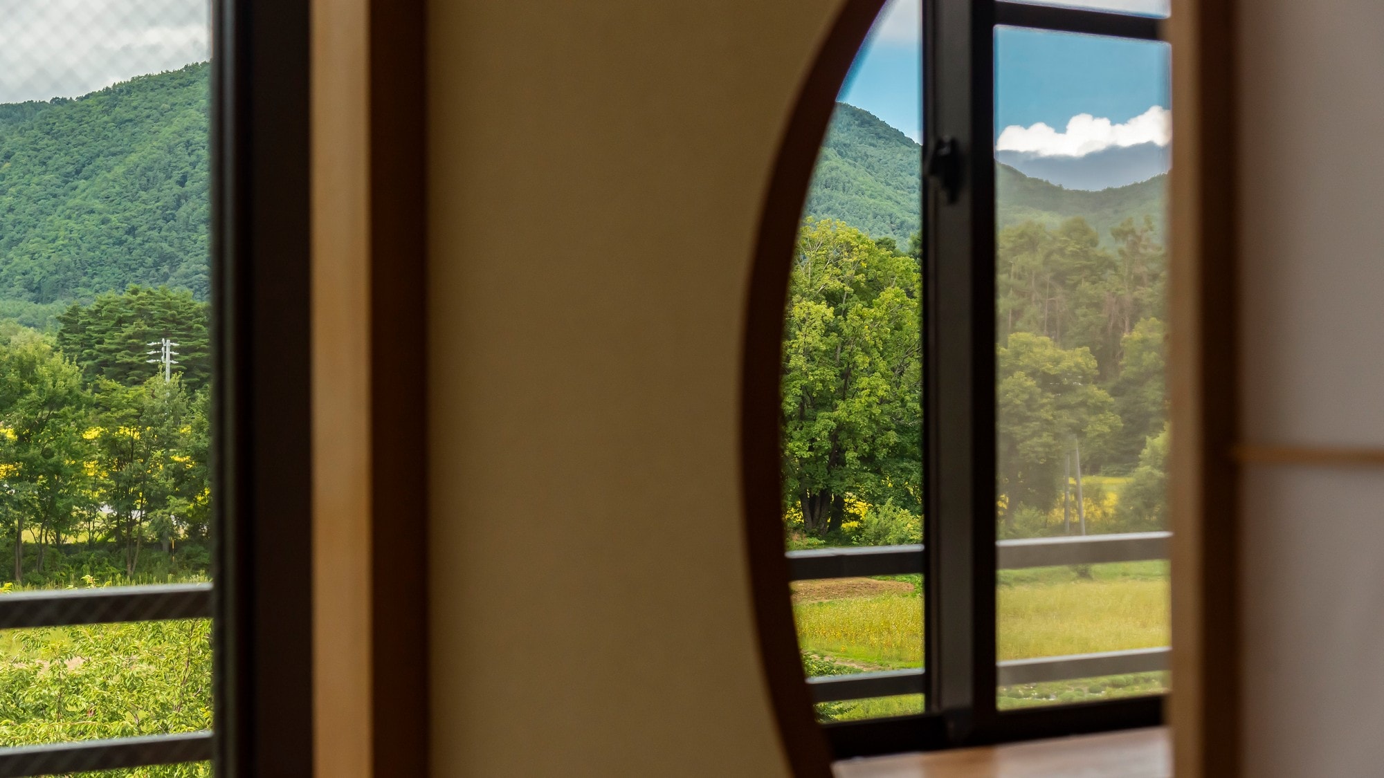 [Aoikan Japanese-style room] You can enjoy the scenery of the four seasons from the window.