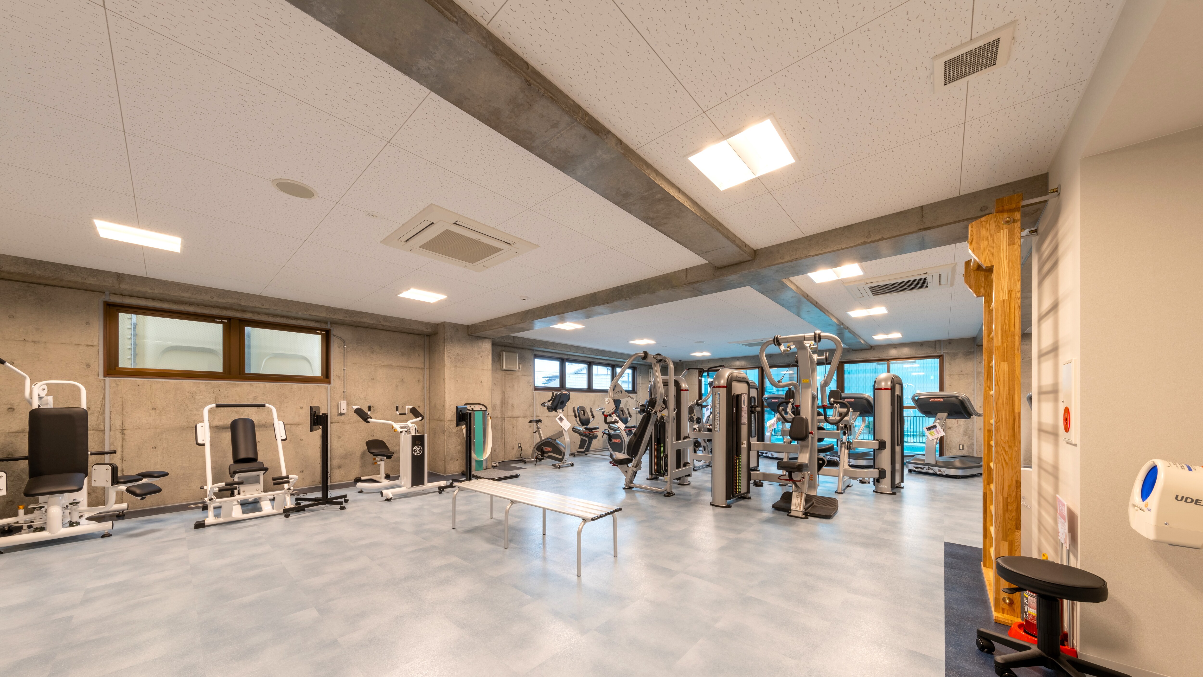 The fitness gym, which guests can use free of charge, is equipped with 17 types of professional equipment.