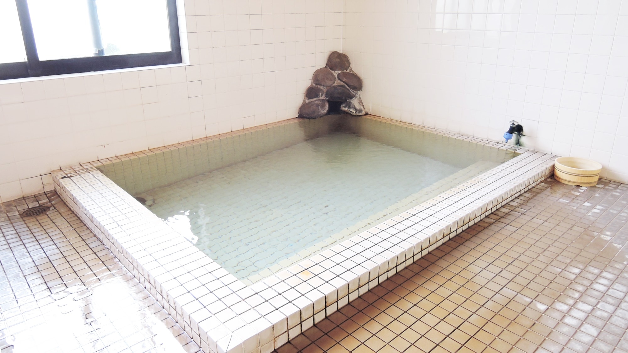 * [Large communal bath (men's bath)] Free-flowing from the source ♪ Please fully enjoy the high-quality hot water that is difficult to cool.