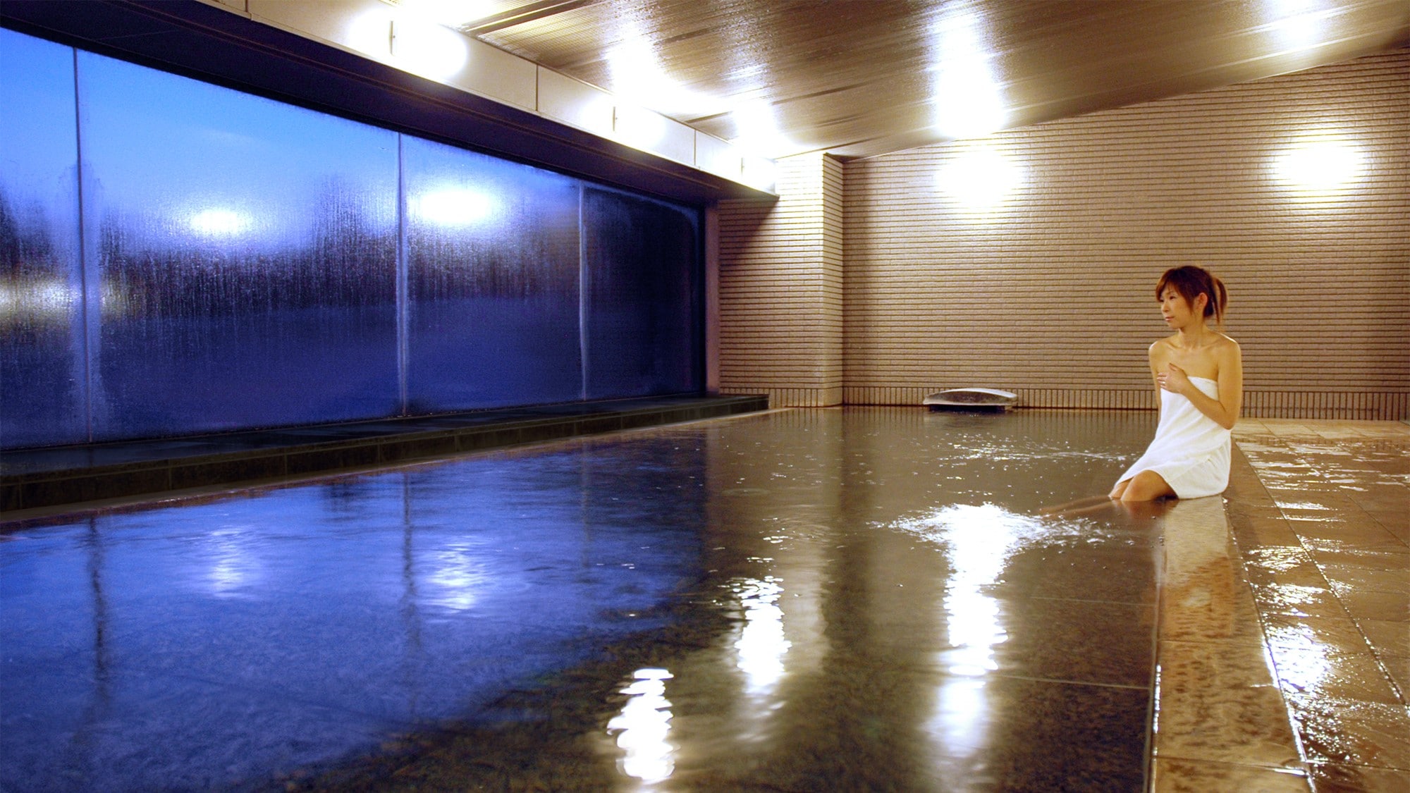 [<East Building> Open-air hot spring with a view (7F)] "Large communal bath" on the slope side. Men's and women's baths change every day with the parking lot side