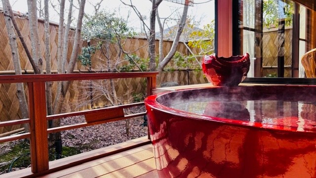 [Kamar tamu gedung baru dengan pemandian terbuka] Pemandian terbuka Shigaraki ware