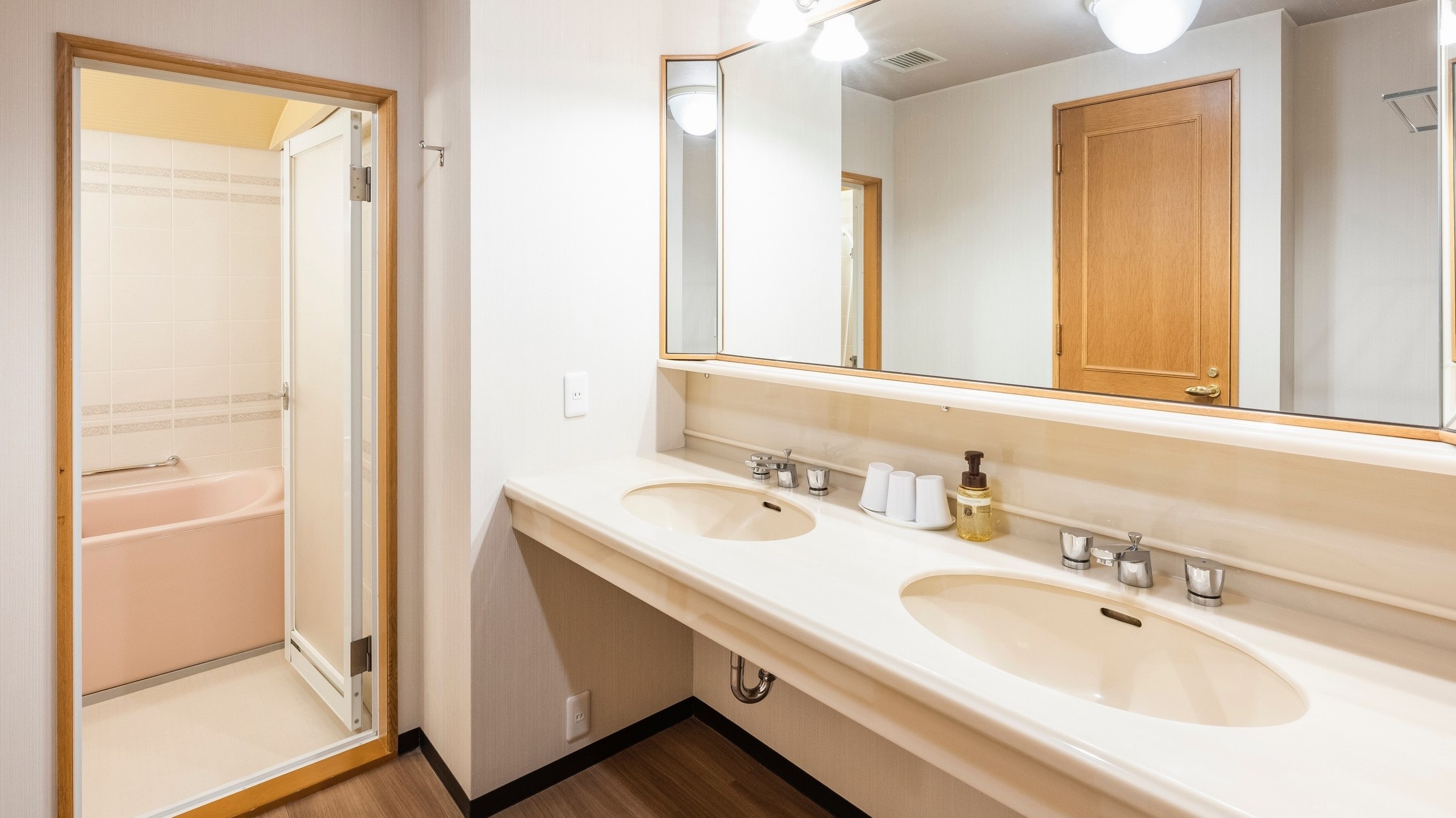 [Junior Suite] There are two washbasins, so even families can use it spaciously.
