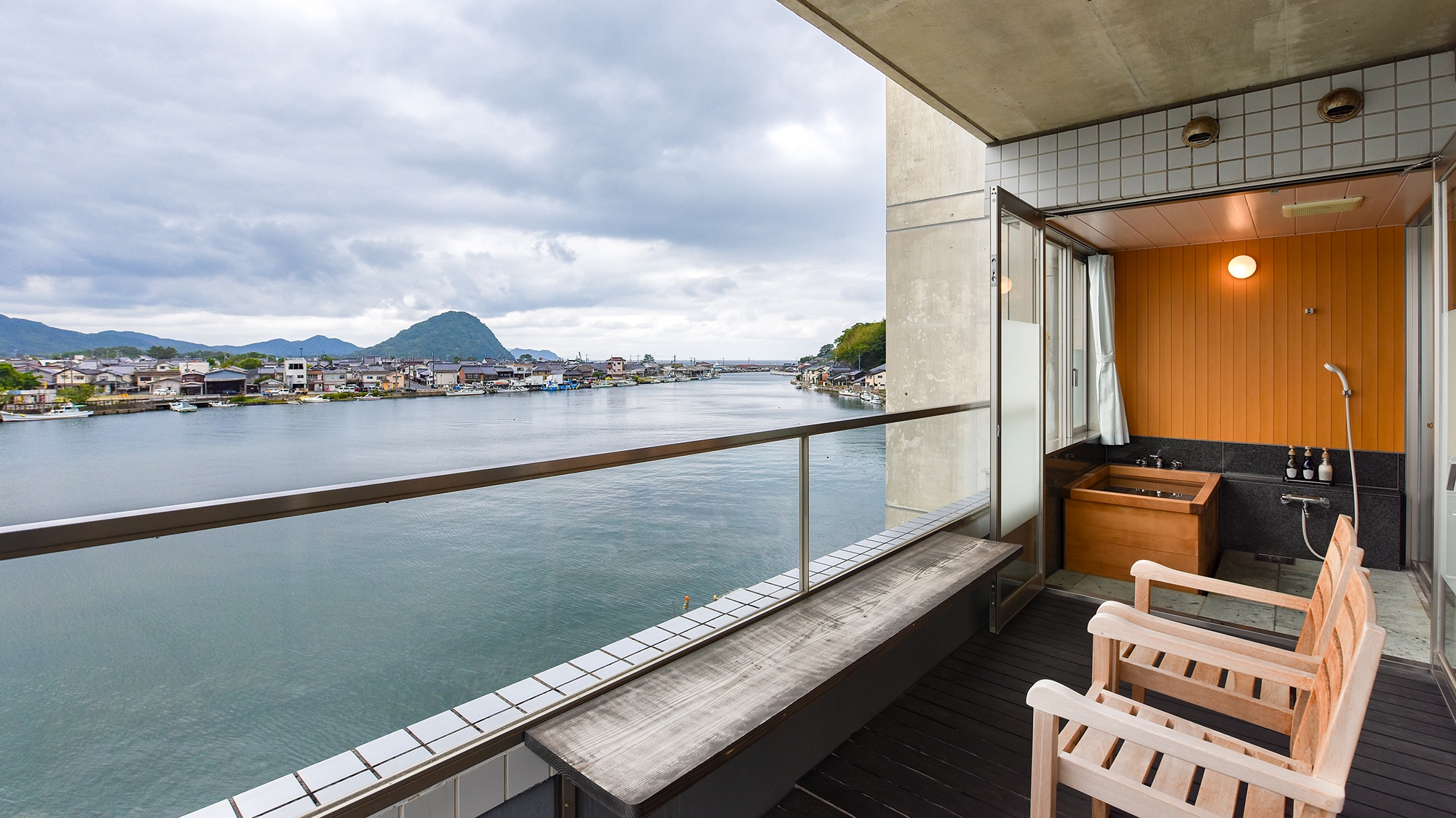 [Junior Suite (401)] Enjoy the view of the Matsumoto River.