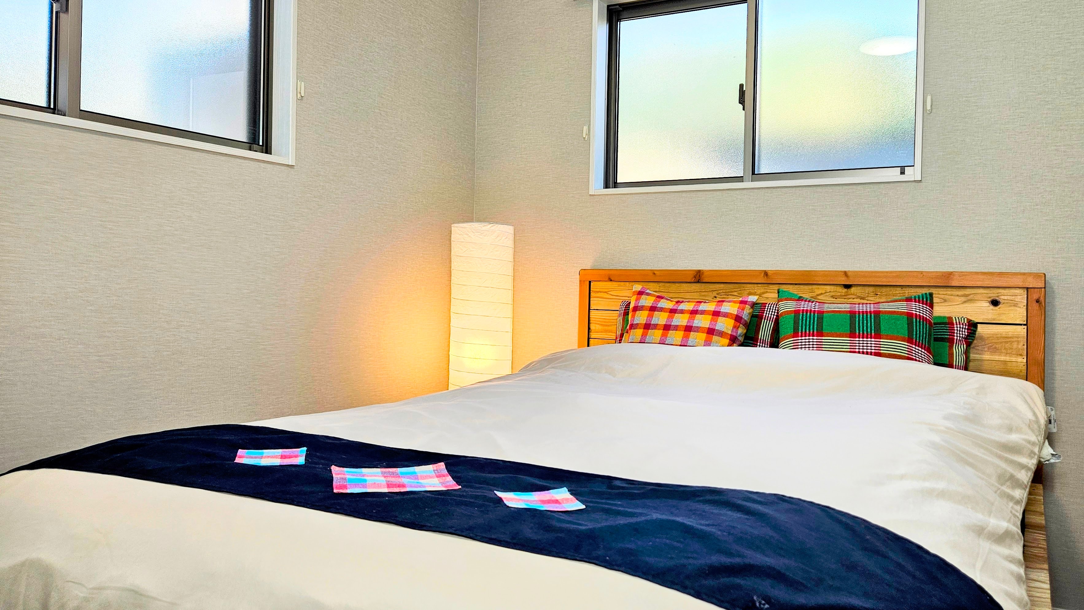 主屋，臥室 1：臥室燈光柔和，家具簡潔