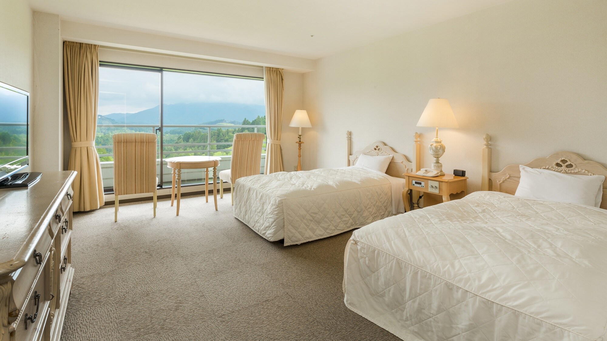 * [Western-style room (twin room)] Golf course side