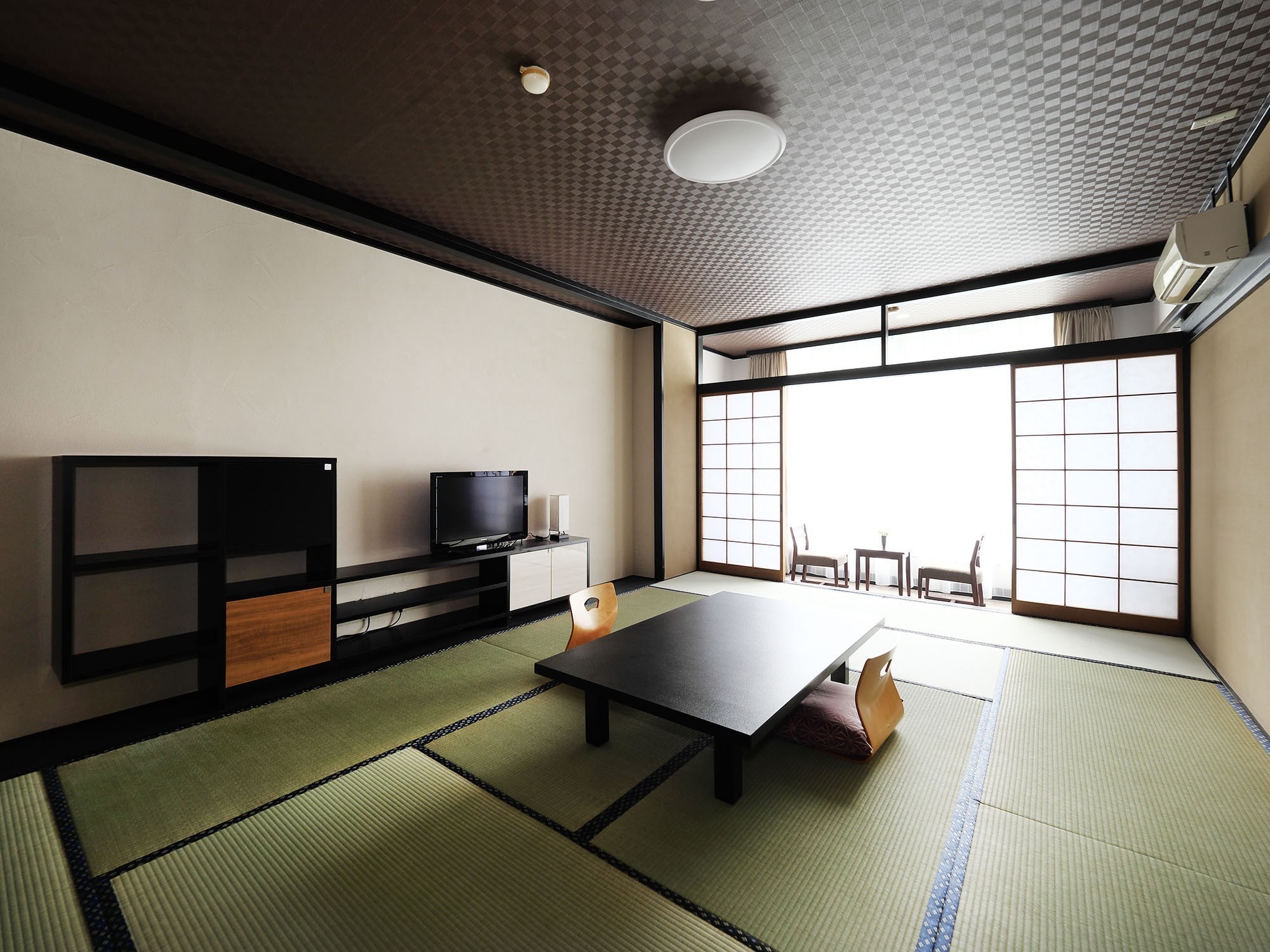 Japanese-style room, daytime