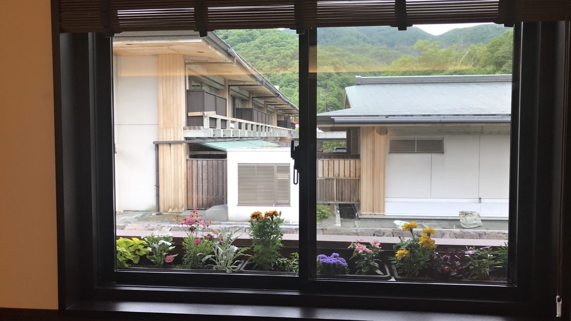◆ Japanese and Western rooms (city side) / Buildings are adjacent, so you cannot enjoy the view from the window (example of guest room)