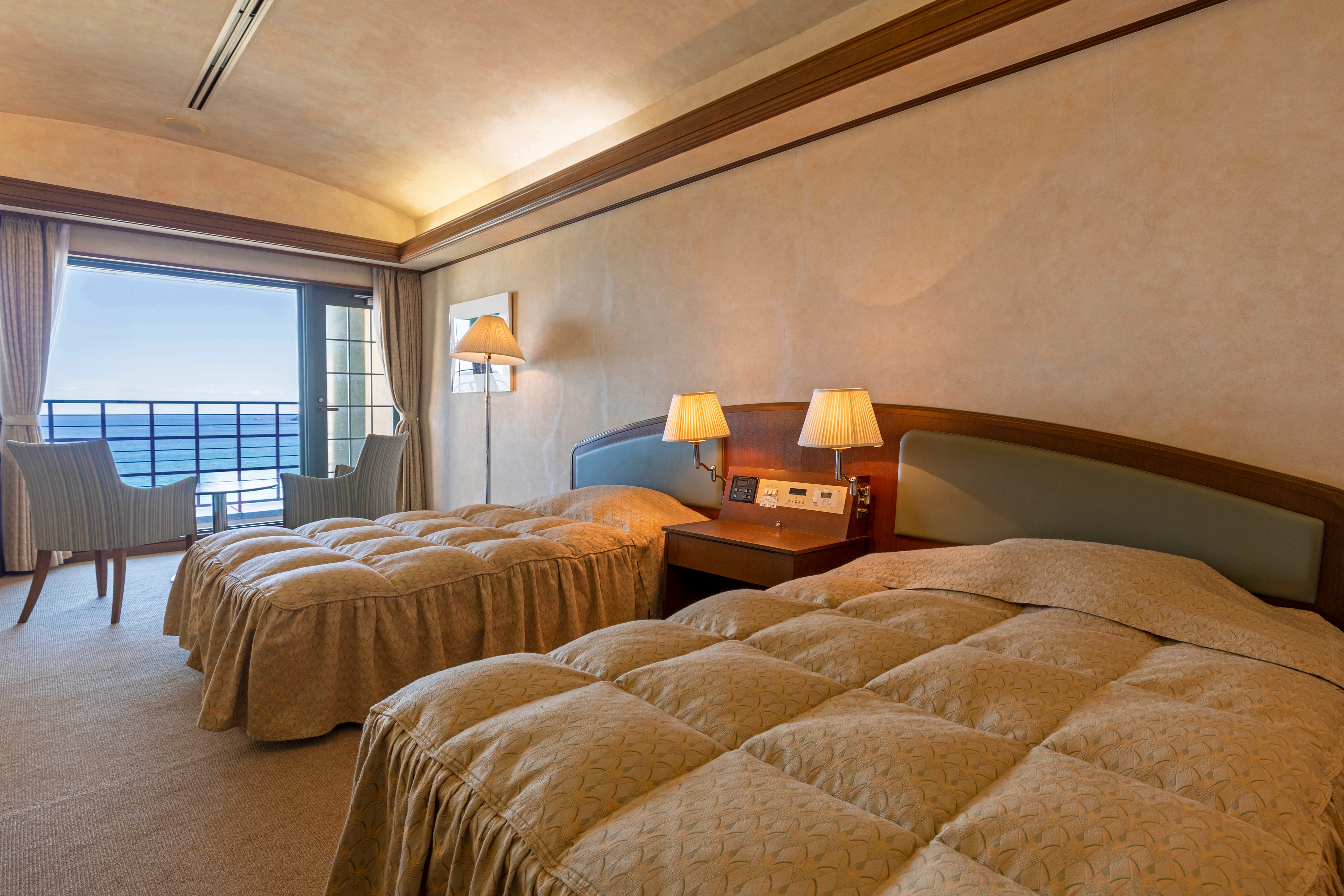 Western-style room [34㎡] Relax in the spacious room with two semi-double beds while looking out at the sea.