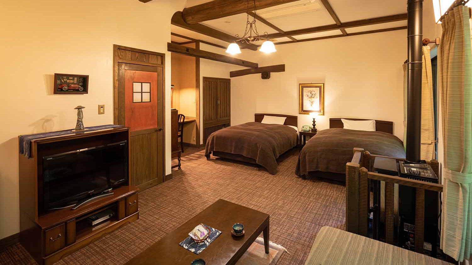 Gold: Twin bed Western-style room