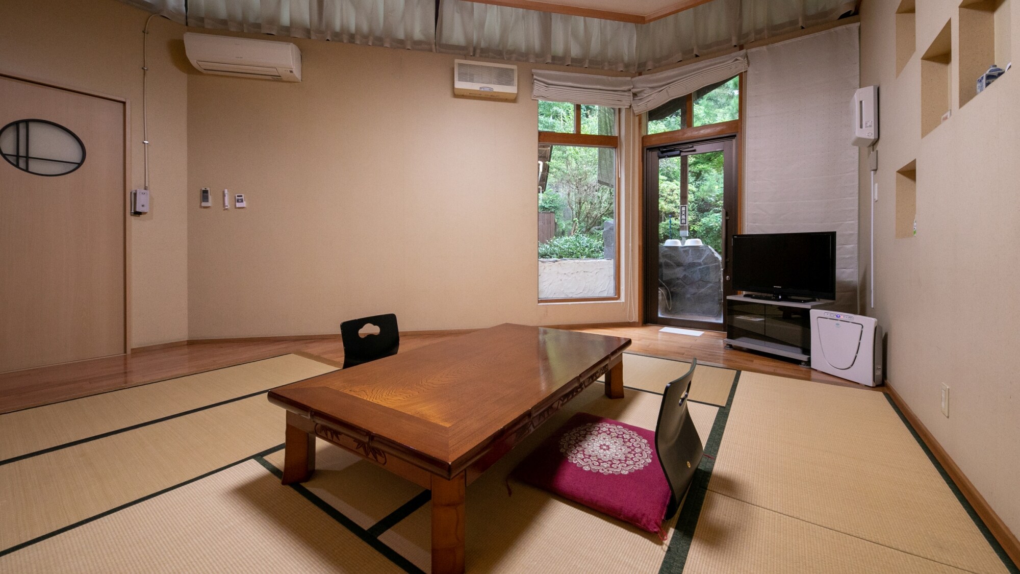 [Room with open-air bath] The green of the mountain is full from the window. You can immerse yourself in the forest bathing feeling while staying in your room.