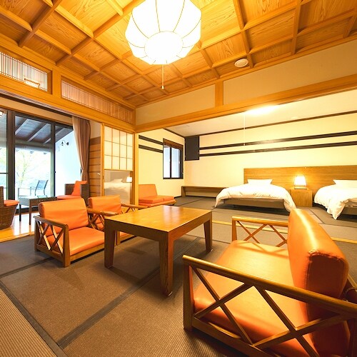 ห้องพักสไตล์ญี่ปุ่น 2 ห้อง (ห้องนั่งเล่น 8 เสื่อทาทามิ ห้องนอนเตียงแฝด 12 เสื่อทาทามิ) 71 ตร.ม. พร้อมอ่างอาบน้ำกึ่งเปิดโล่งในห้องพักทุกห้อง เตียงคือซิมมอนส์