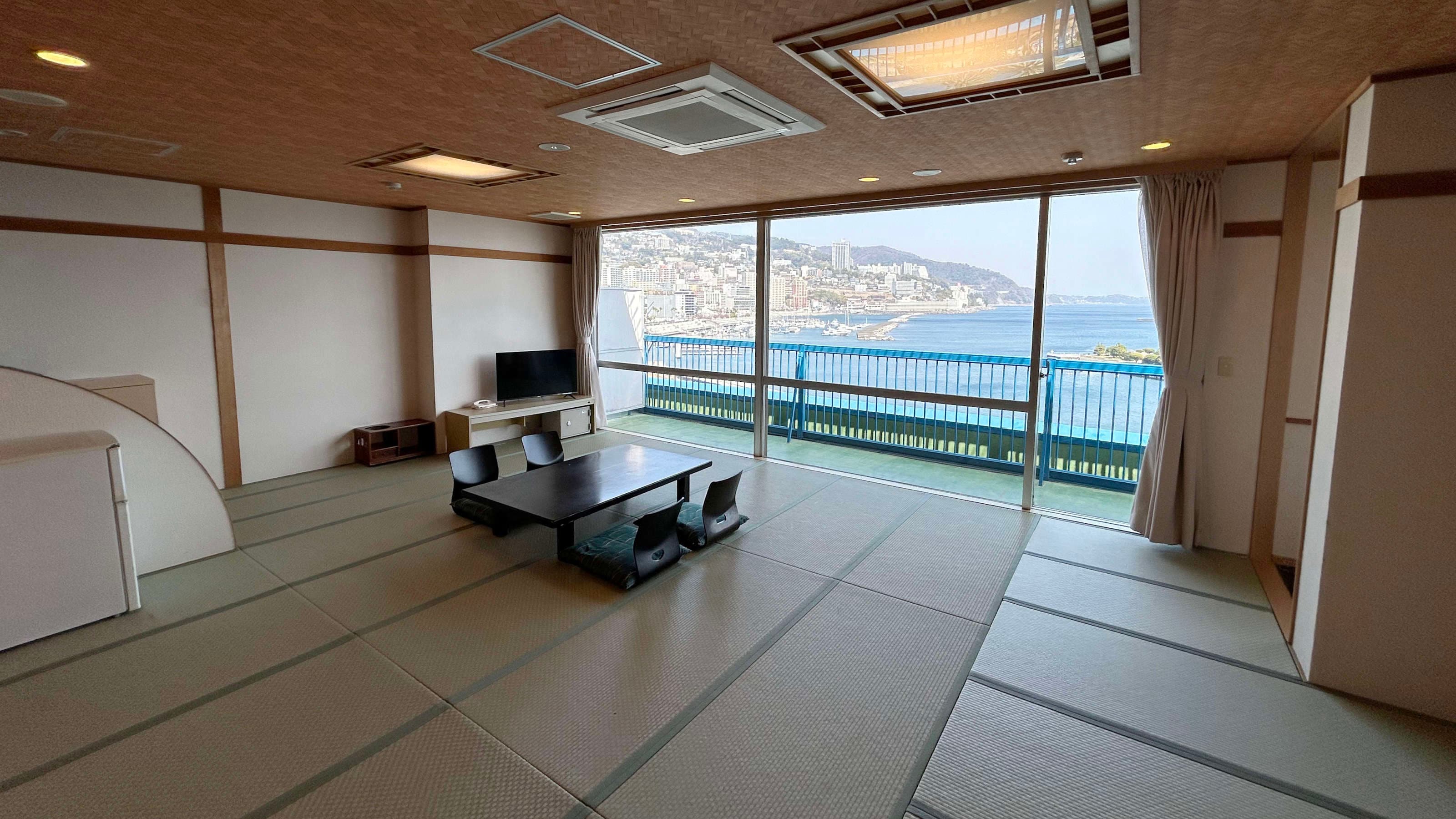 [Special room, top floor] Japanese-style room with 24 tatami mats + twin (use stairs)