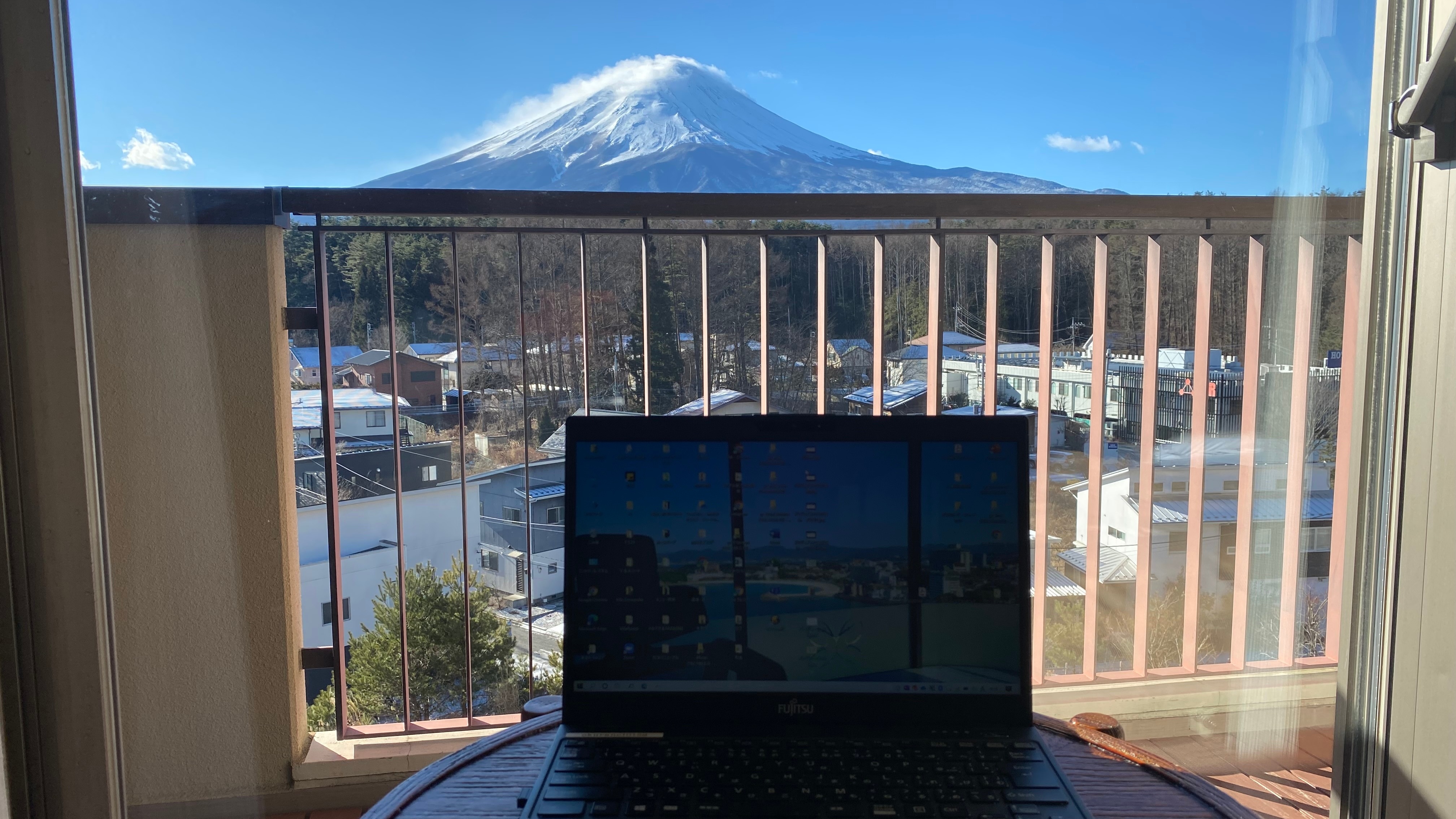[房间景观] 工作日一边眺望富士山