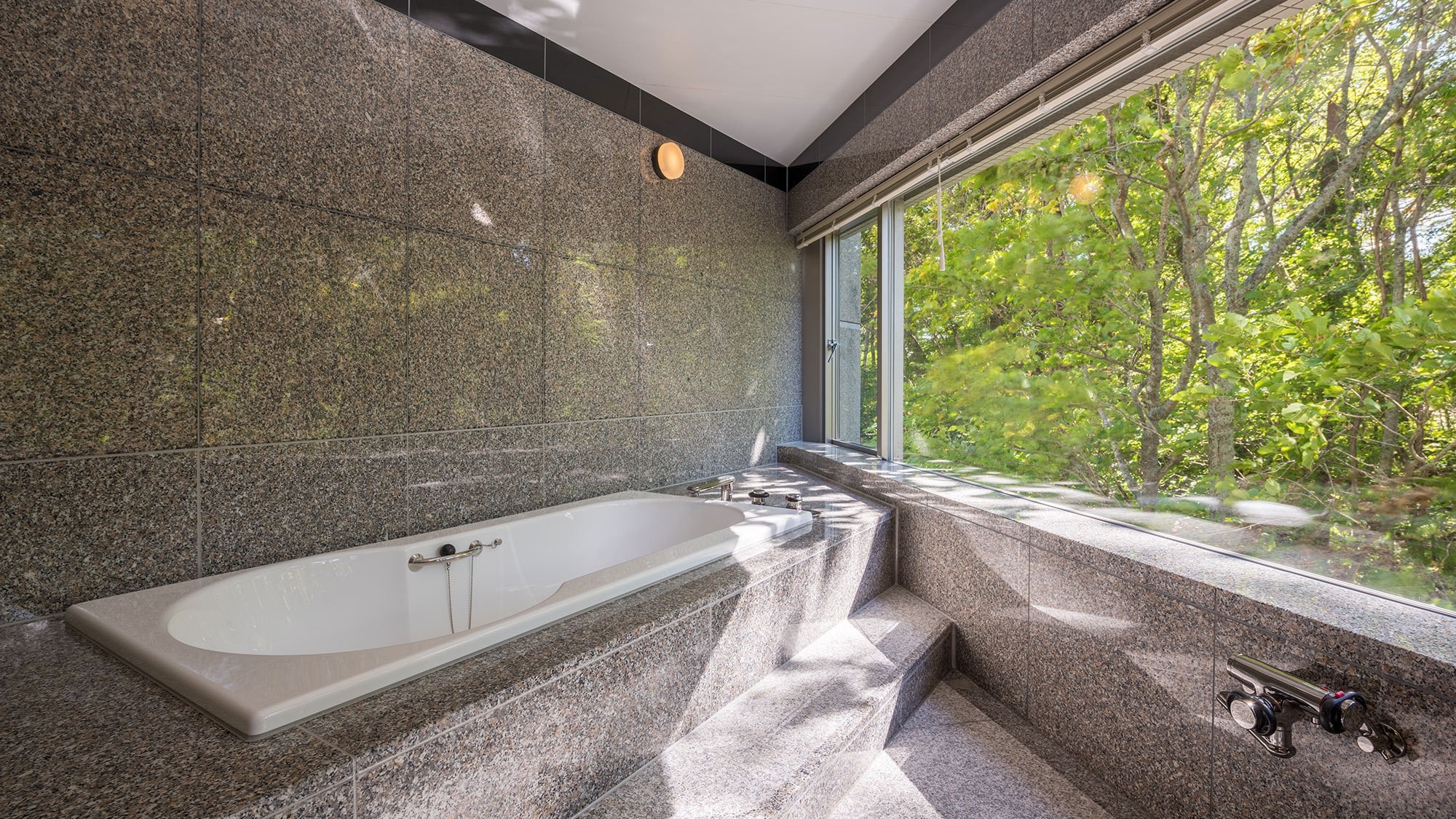 [Premium Comfort Suite] 139 square meters. A special suite with a view bath, only one of its kind.