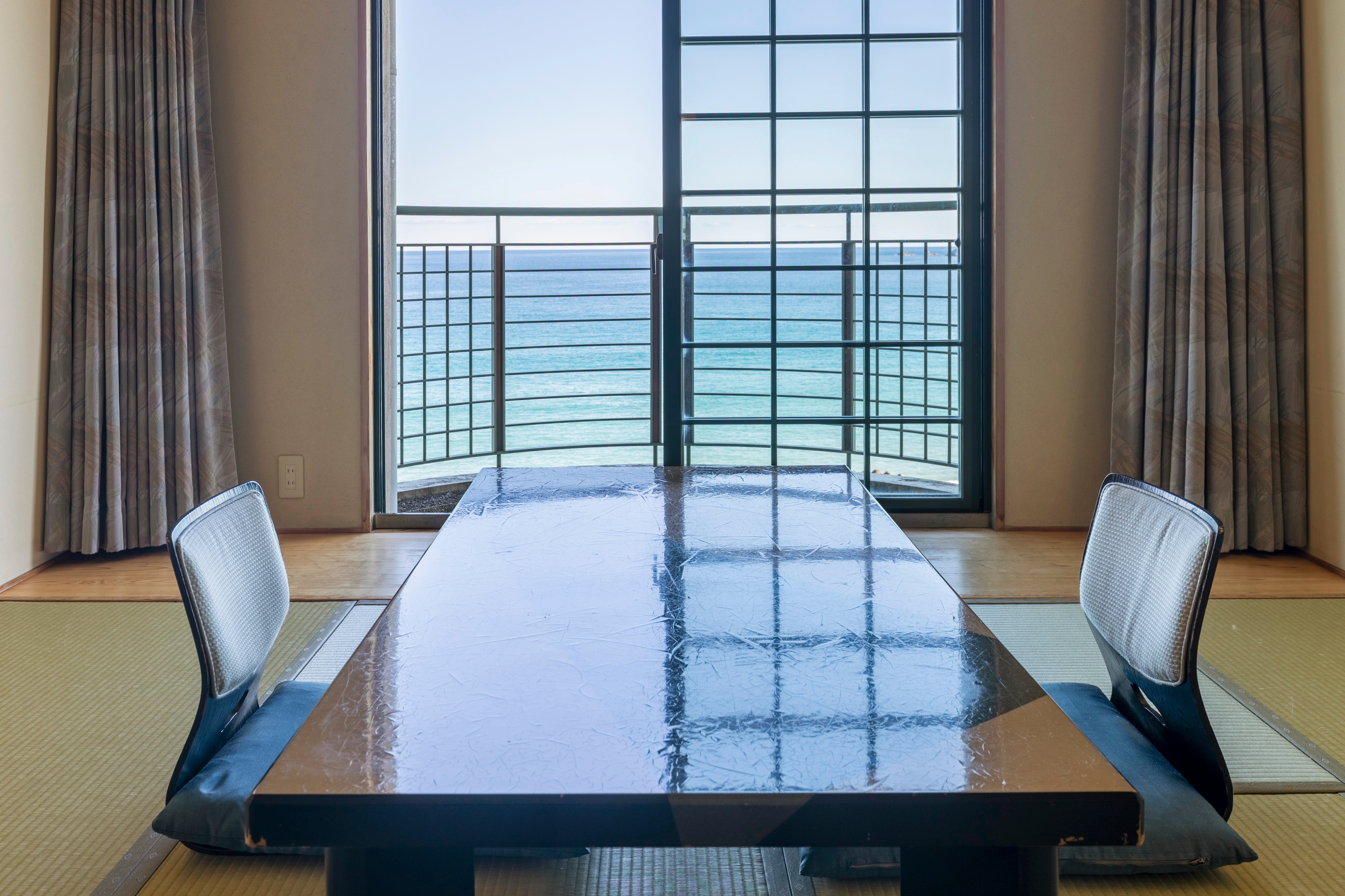 Japanese-style room [10 tatami mats] Please spend a relaxing and healing time on the tatami mats.