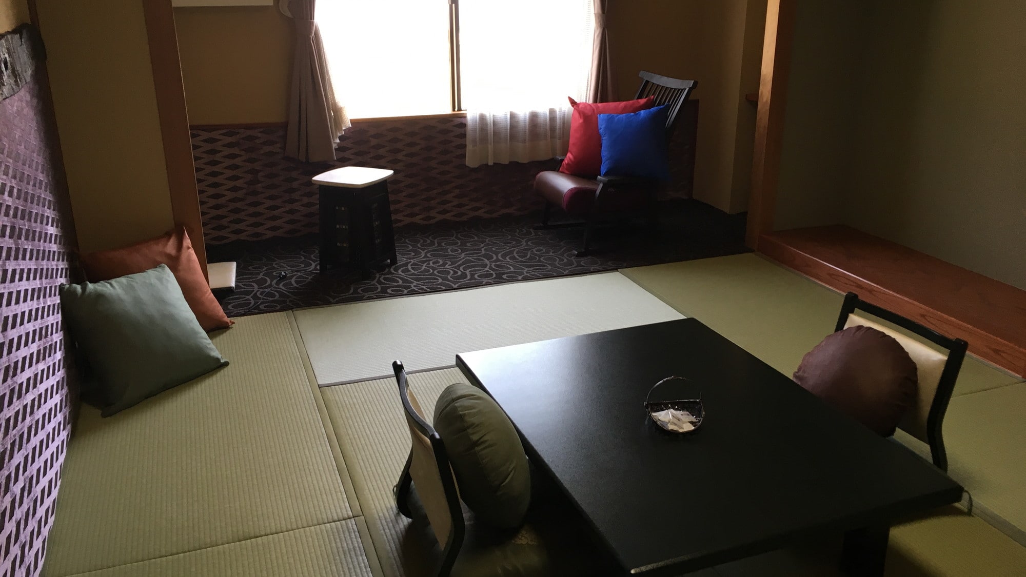 Desainnya berbeda untuk setiap kamar dan populer dengan repeater (kamar bergaya Jepang Modern Alami)