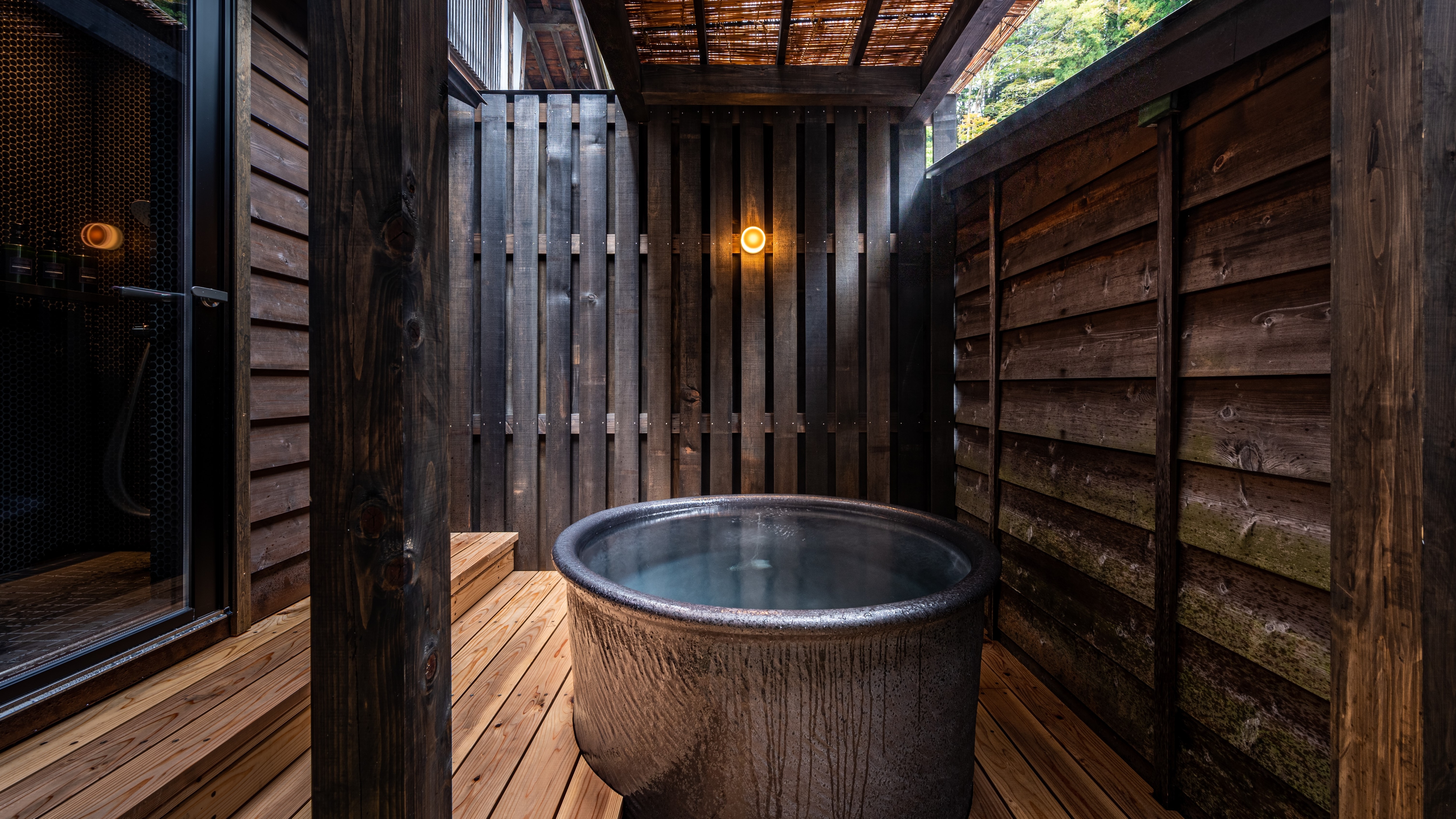 [Toshiyoshiya] Hyakuichi / A ken connected by a "fusuma" that feels like a machiya / with a semi-open-air bath