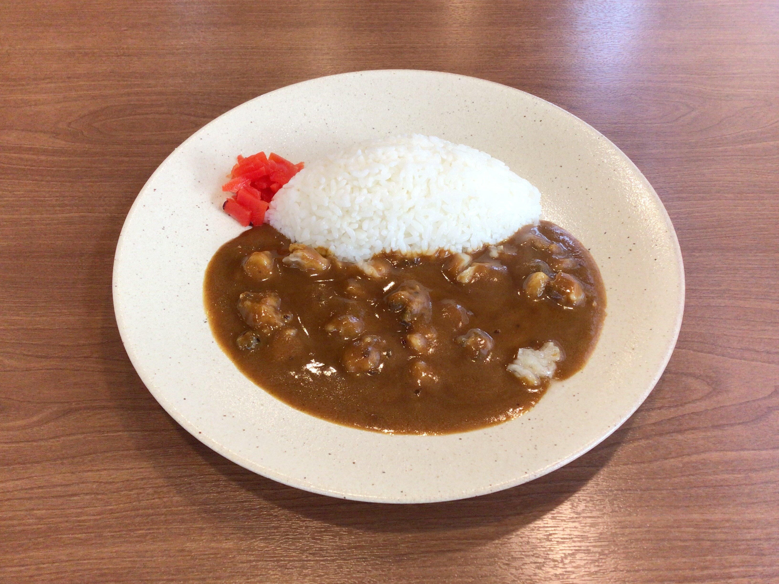 Kari daging sapi (dengan mangkuk kecil, sup miso, dan acar)