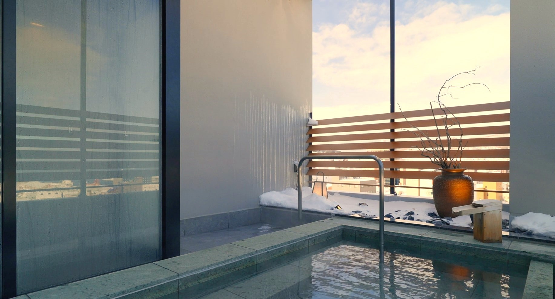 [11th floor/Outdoor bath with a view]