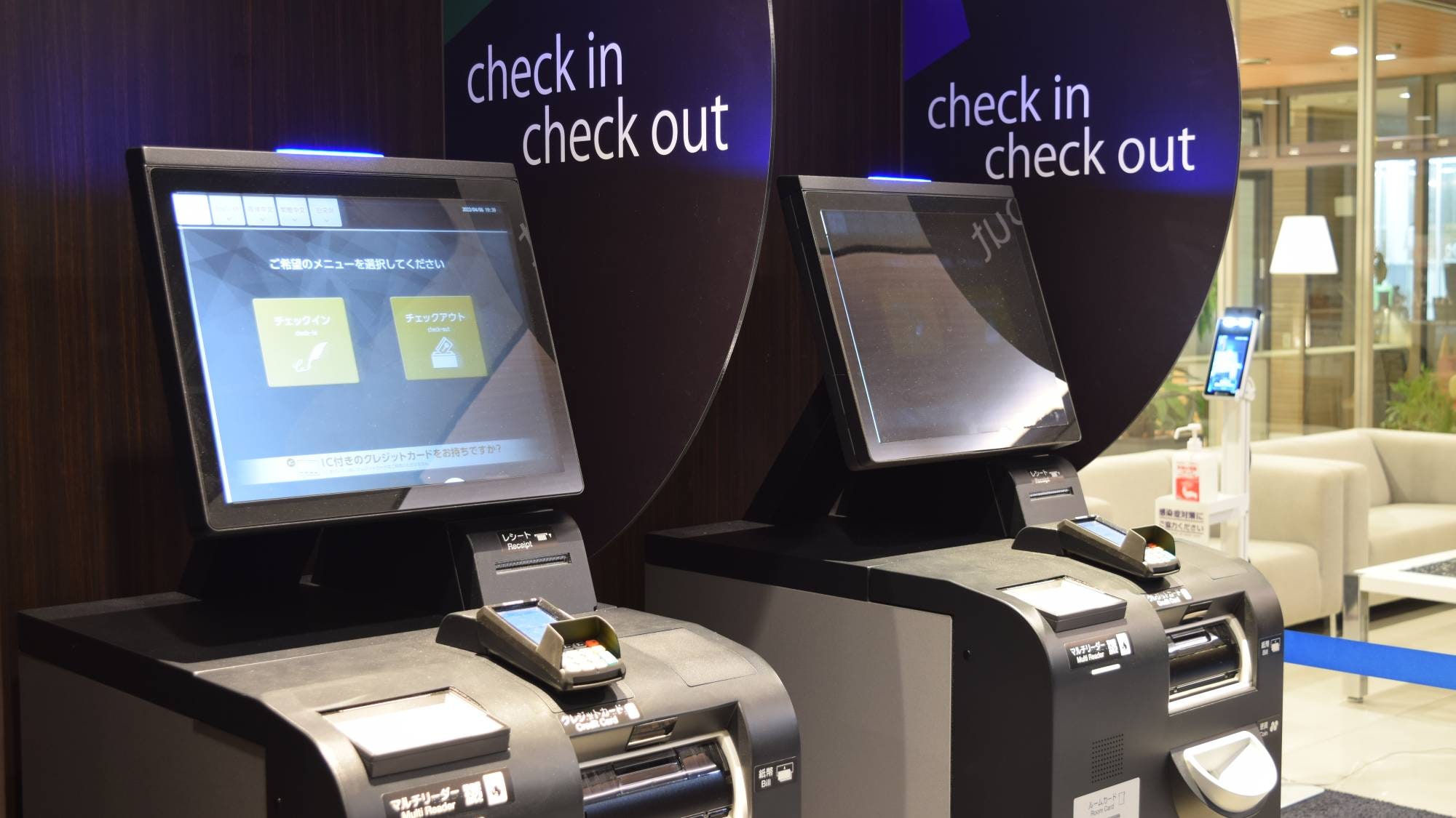 [Smart Check-in] Reduce waiting times with automated payment machines.