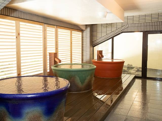 * Ceramic bath in the large communal bath